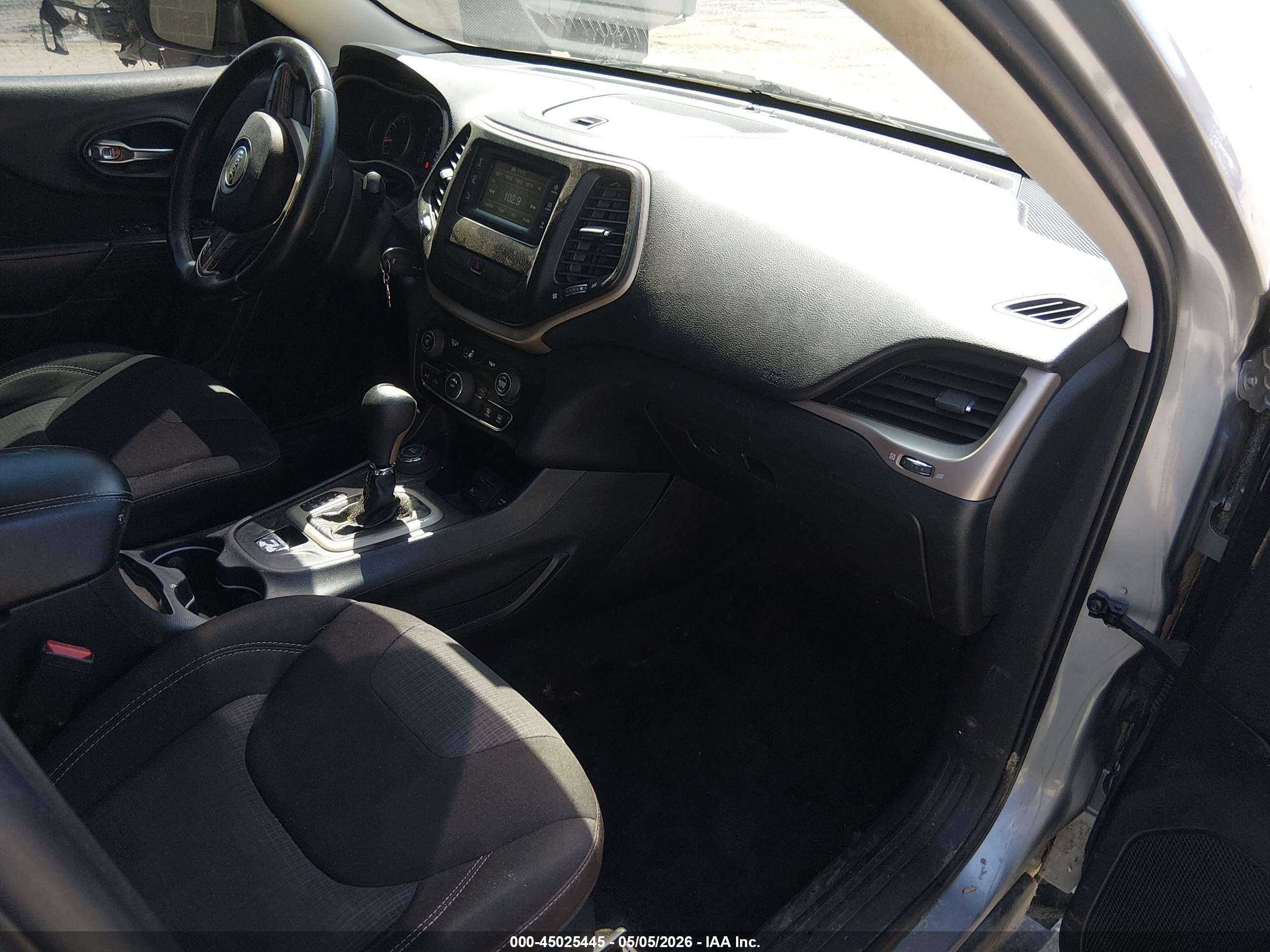 2015 Jeep Cherokee Latitude Silver vin: 1C4PJMCBXFW745408