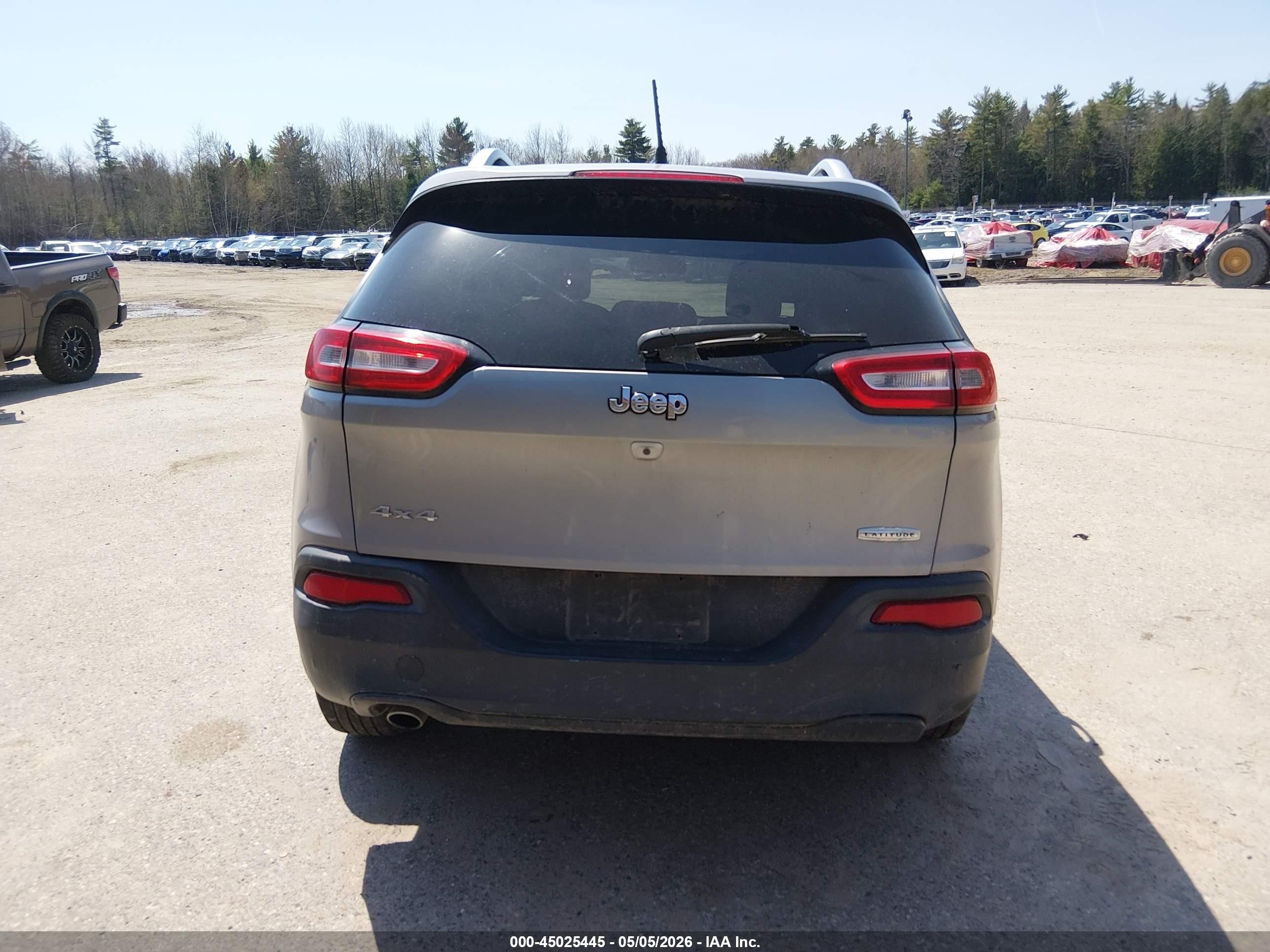 2015 Jeep Cherokee Latitude Silver vin: 1C4PJMCBXFW745408