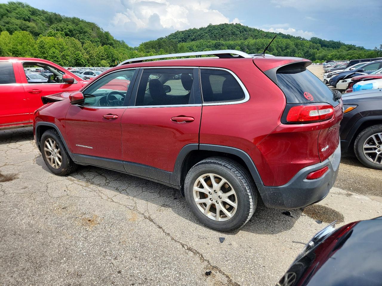 2015 Jeep Cherokee Latitude Red vin: 1C4PJMCBXFW771992