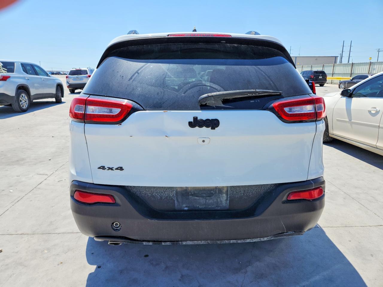 2015 Jeep Cherokee White vin: 1C4PJMCBXFW774391