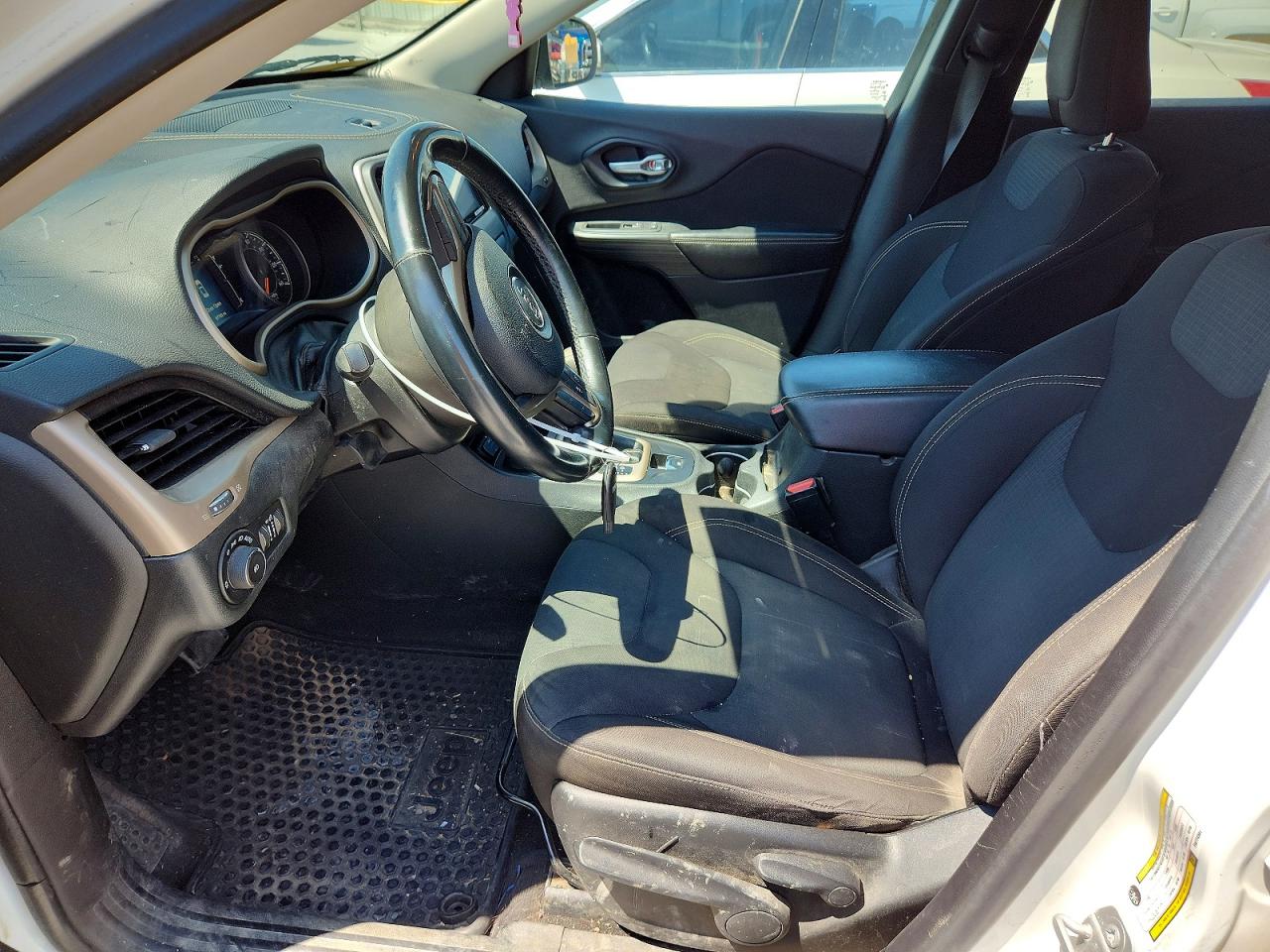 2015 Jeep Cherokee White vin: 1C4PJMCBXFW774391