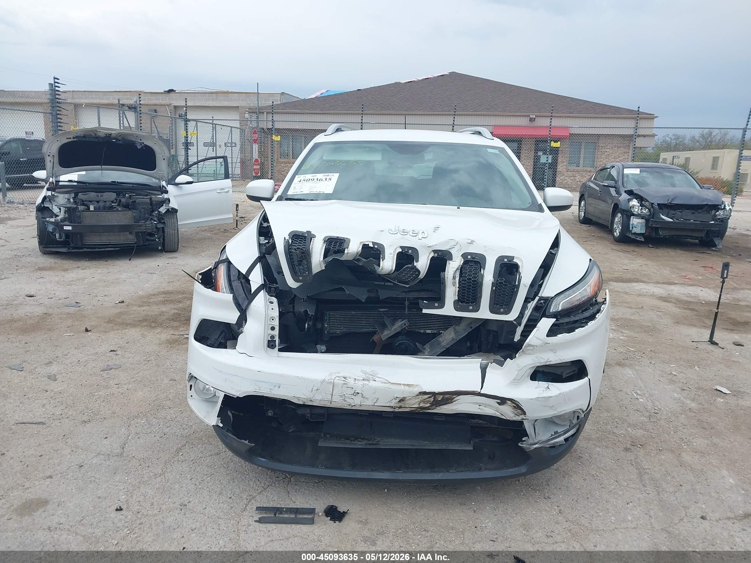 2016 Jeep Cherokee Latitude White vin: 1C4PJMCBXGW120900
