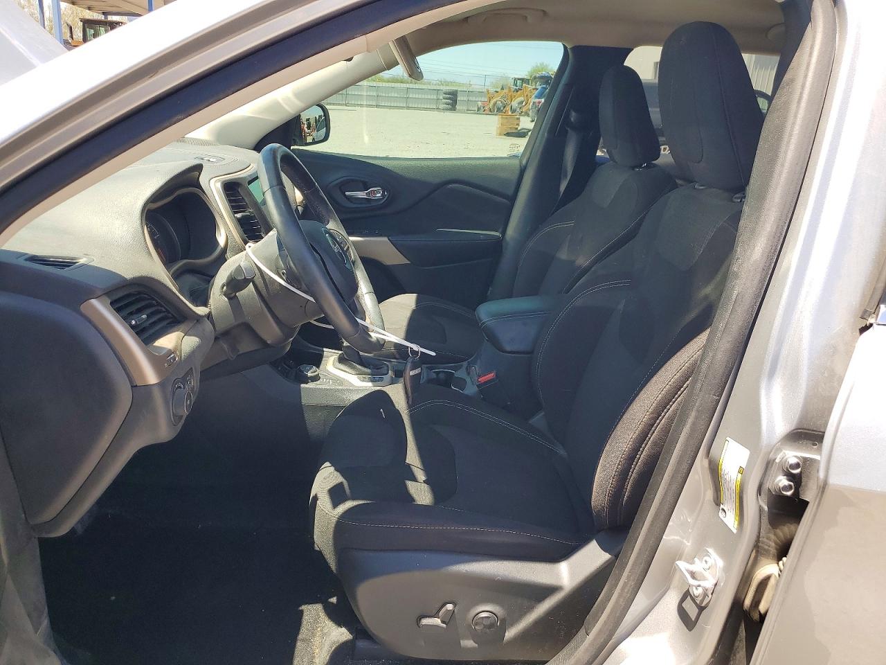 2017 Jeep Cherokee Latitude Silver vin: 1C4PJMCBXHW663729