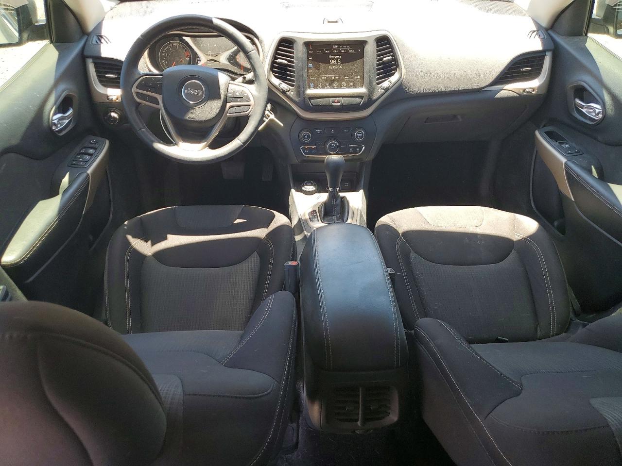 2017 Jeep Cherokee Latitude Silver vin: 1C4PJMCBXHW663729