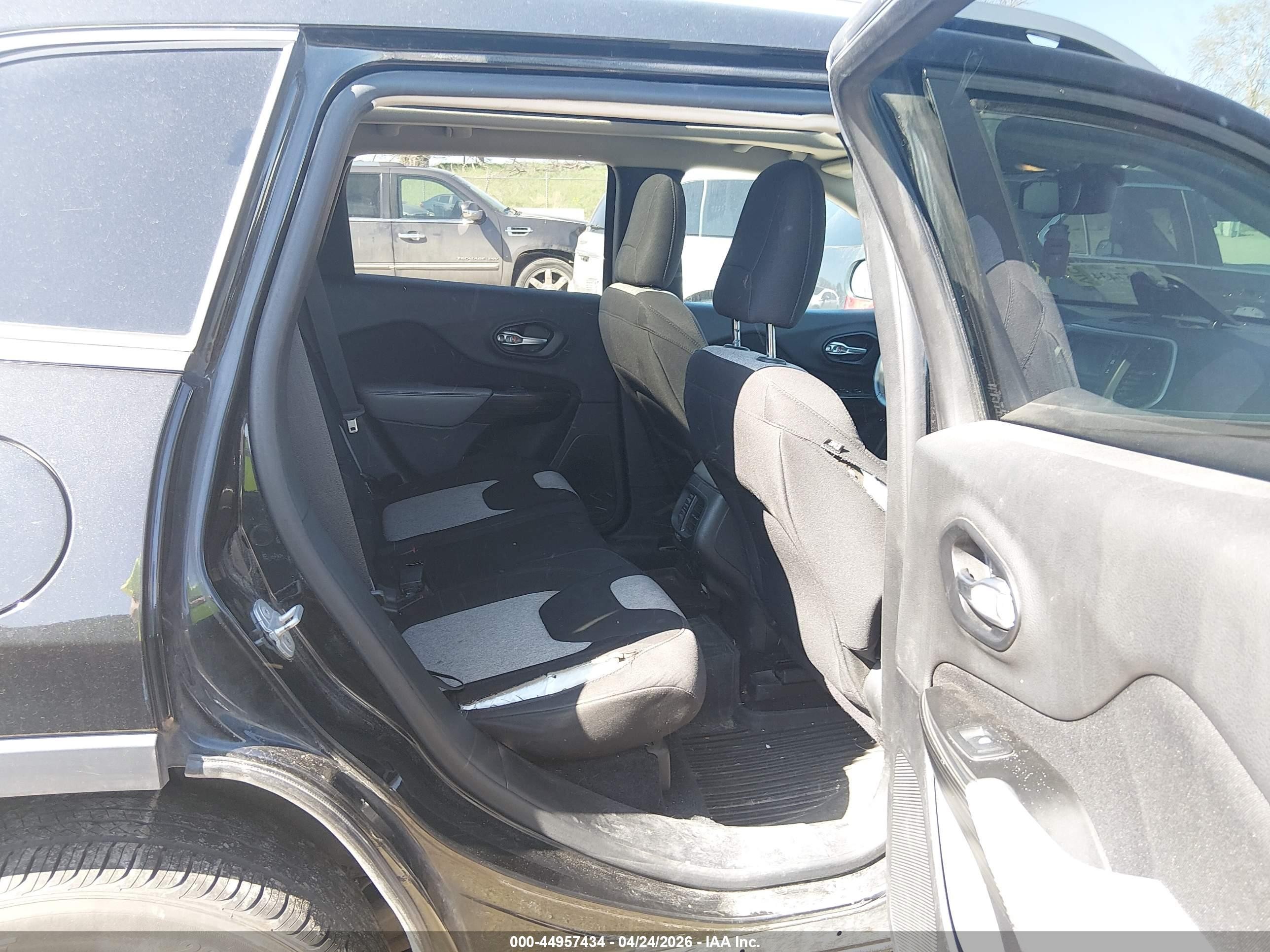 2014 Jeep Cherokee Latitude Black vin: 1C4PJMCS0EW124340