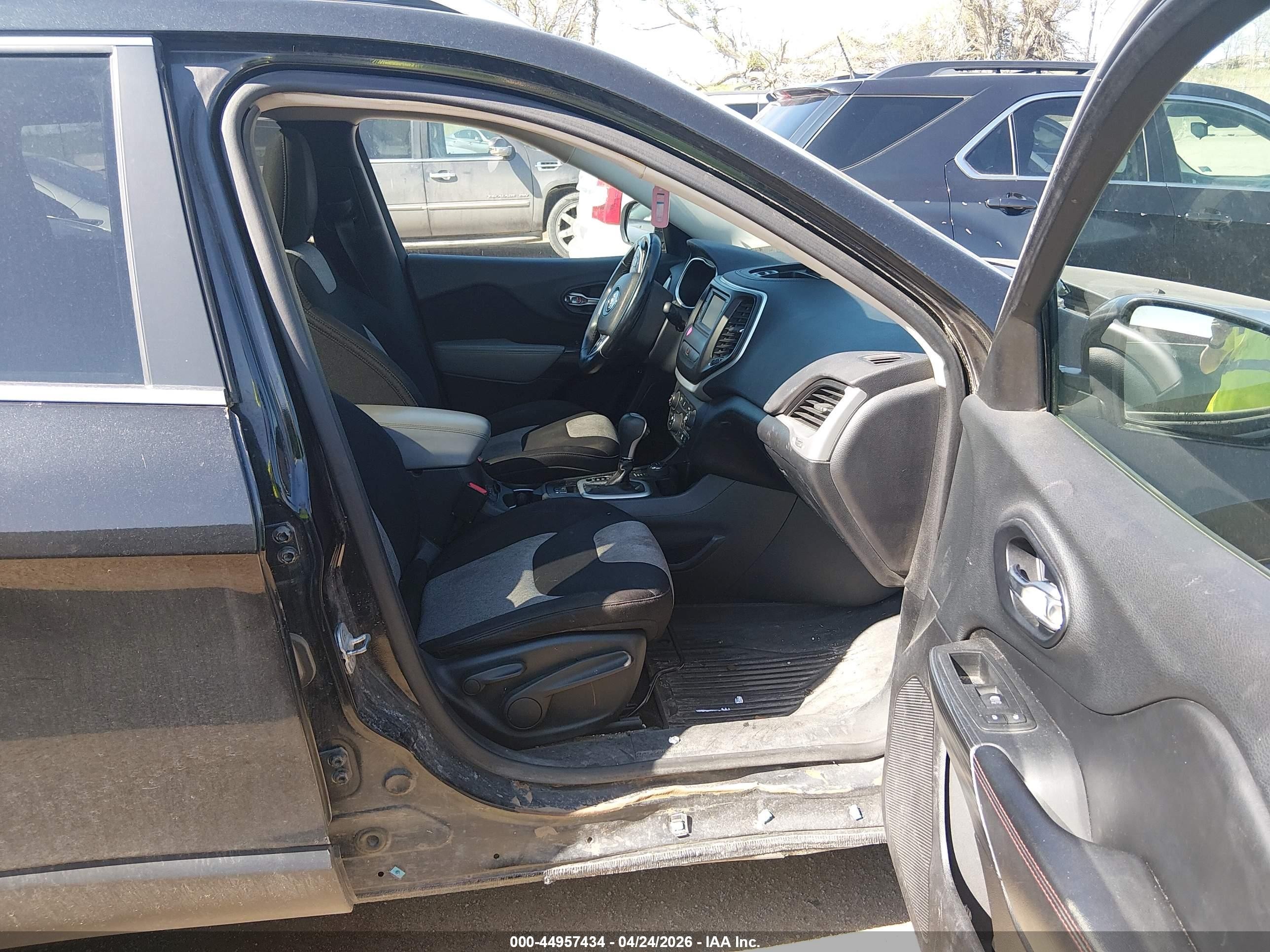 2014 Jeep Cherokee Latitude Black vin: 1C4PJMCS0EW124340