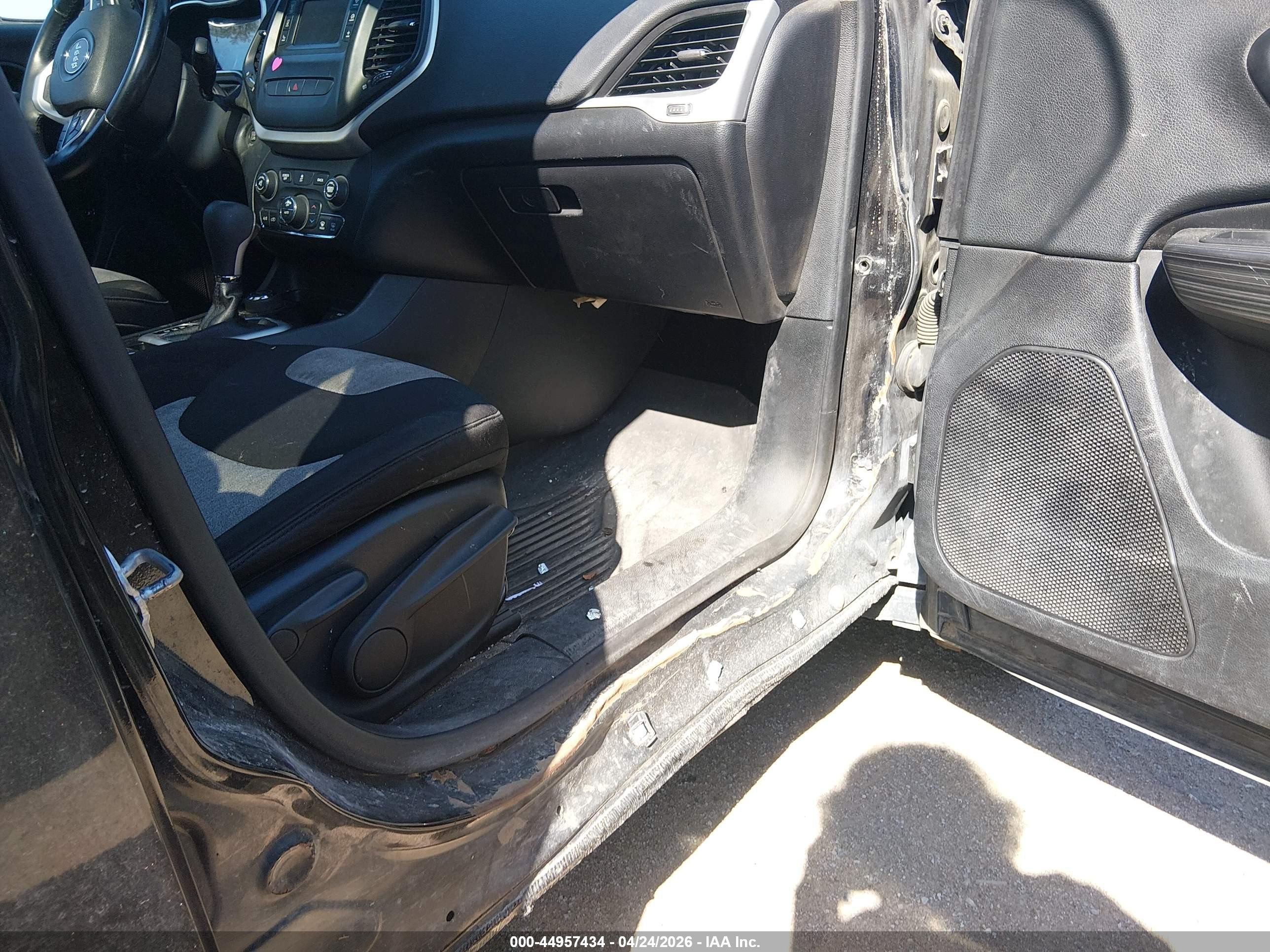 2014 Jeep Cherokee Latitude Black vin: 1C4PJMCS0EW124340