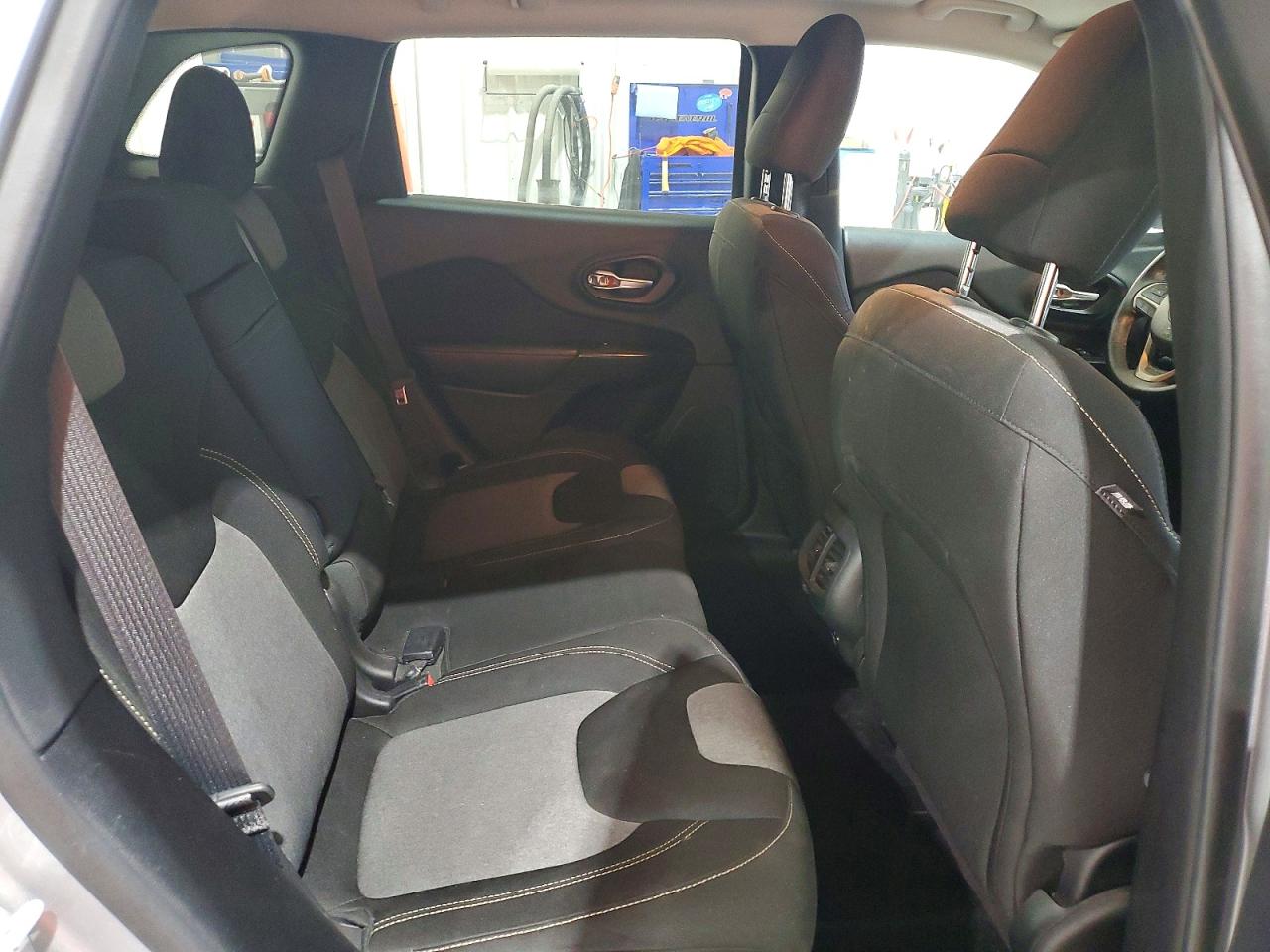 2014 Jeep Cherokee Latitude Silver vin: 1C4PJMCS0EW219402