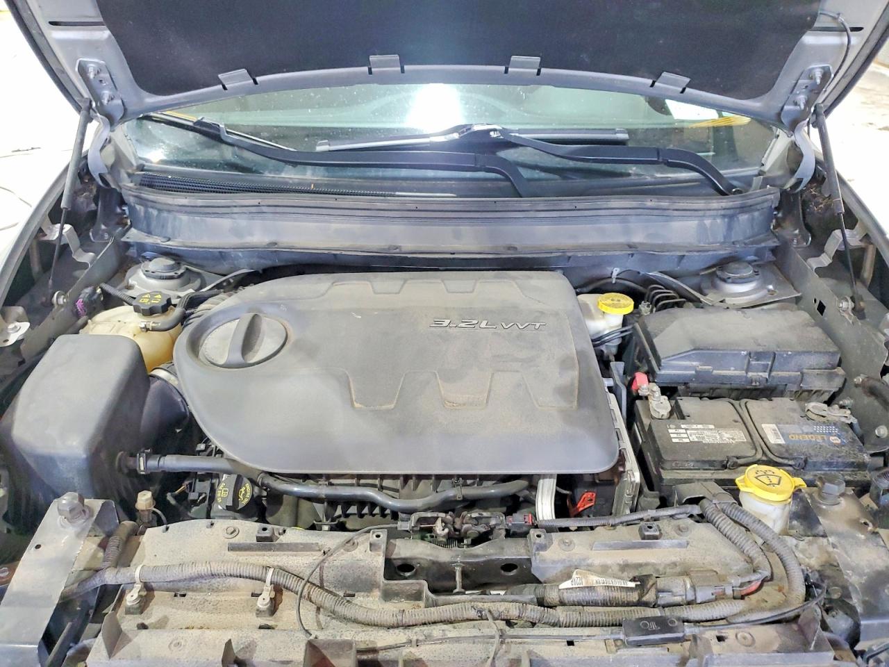 2014 Jeep Cherokee Latitude Silver vin: 1C4PJMCS0EW219402