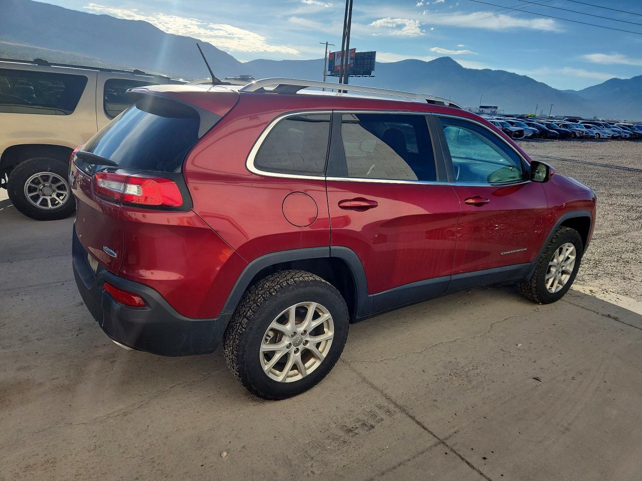 2015 Jeep Cherokee Latitude Red vin: 1C4PJMCS0FW510032