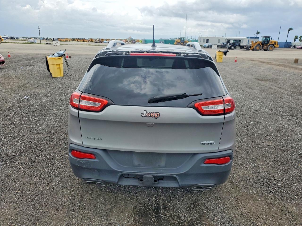 2015 Jeep Cherokee Latitude Silver vin: 1C4PJMCS0FW523735