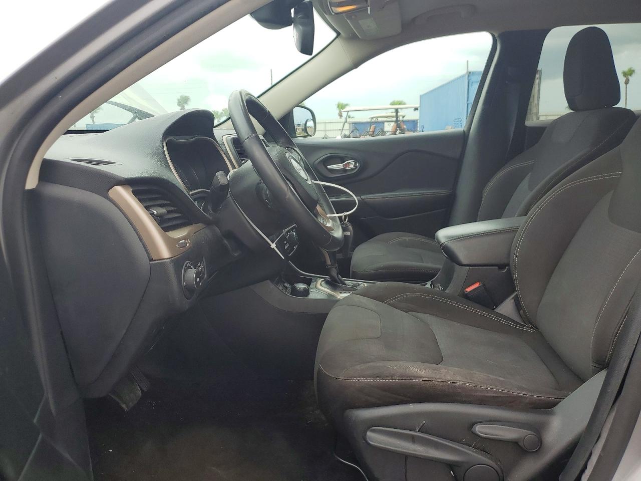 2015 Jeep Cherokee Latitude Silver vin: 1C4PJMCS0FW523735