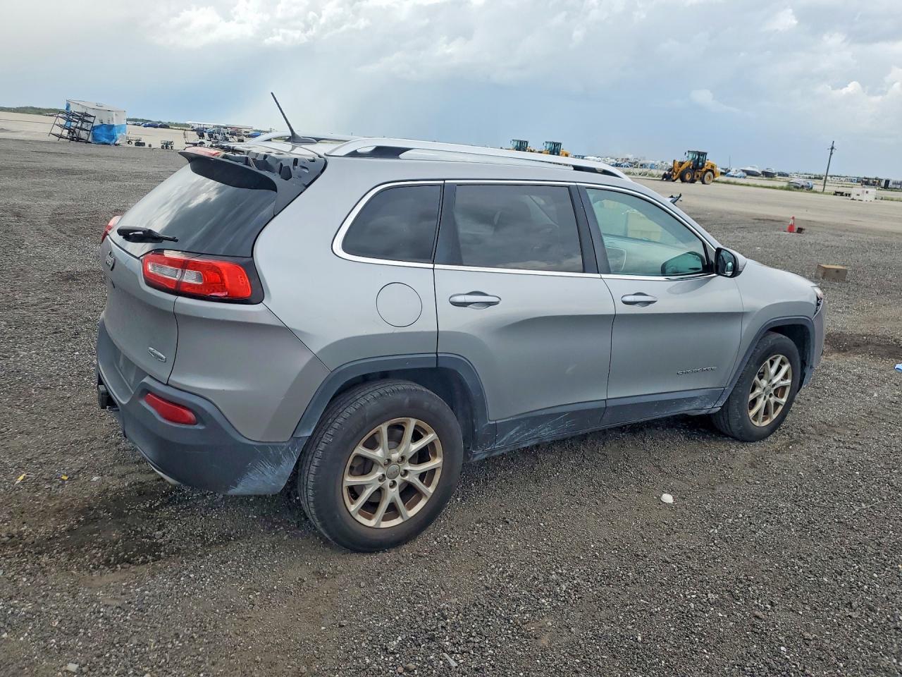 2015 Jeep Cherokee Latitude Silver vin: 1C4PJMCS0FW523735