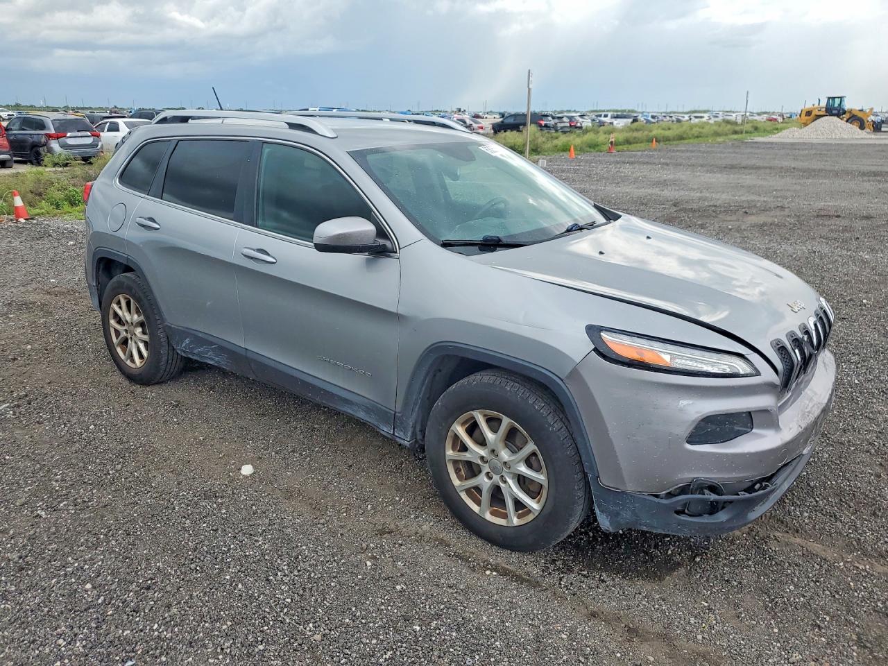 2015 Jeep Cherokee Latitude Silver vin: 1C4PJMCS0FW523735