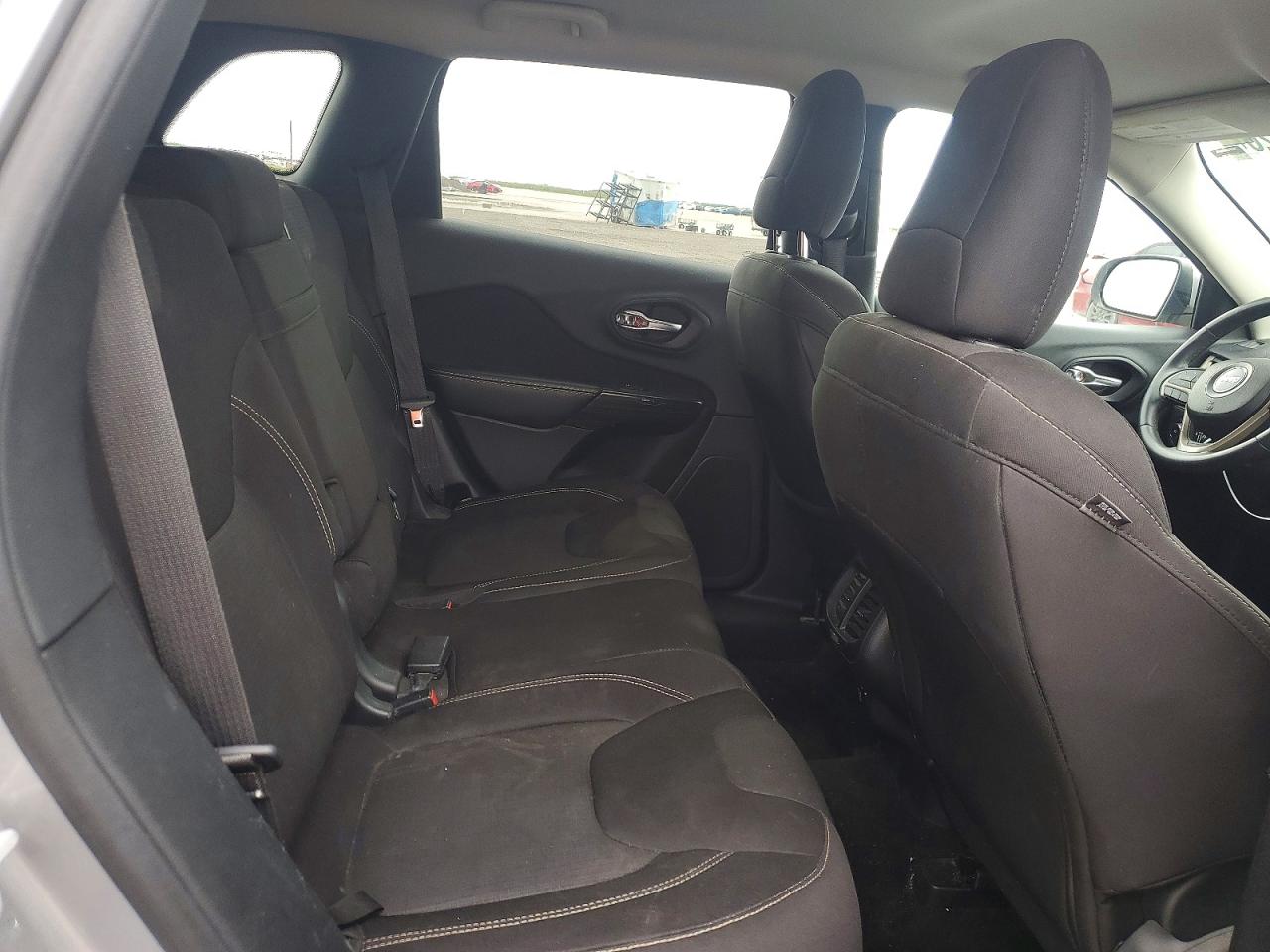 2015 Jeep Cherokee Latitude Silver vin: 1C4PJMCS0FW523735