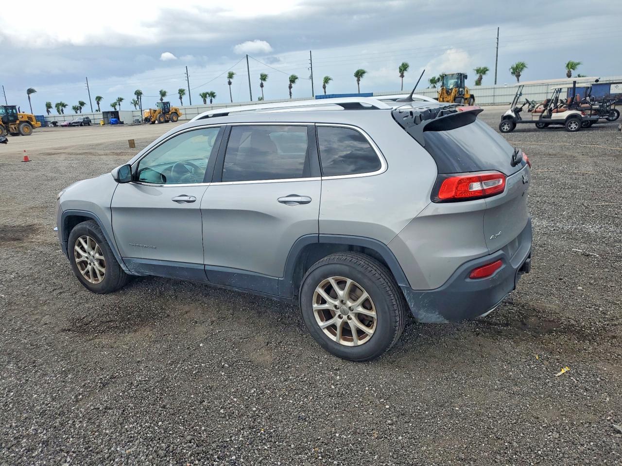 2015 Jeep Cherokee Latitude Silver vin: 1C4PJMCS0FW523735