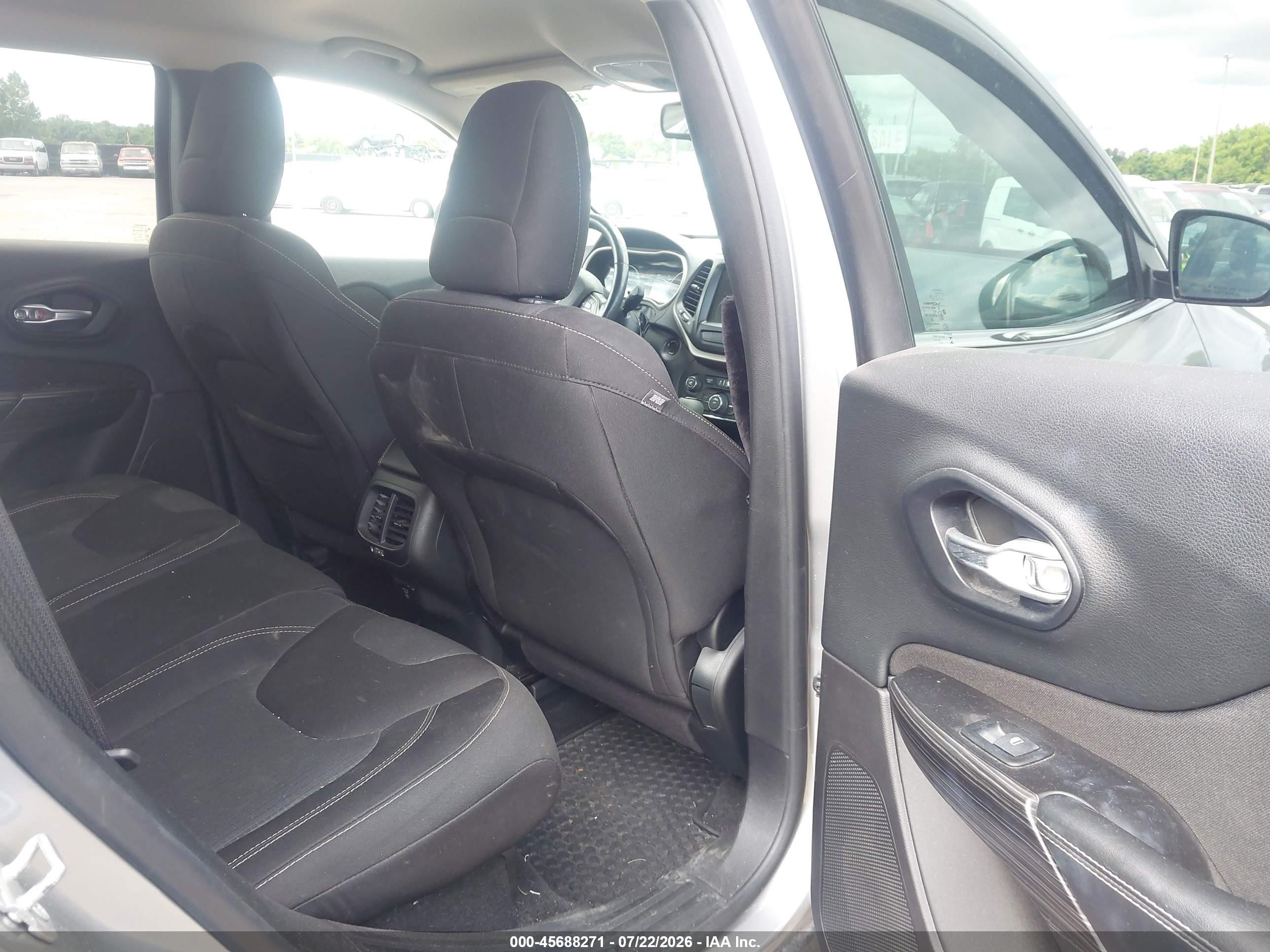 2015 Jeep Cherokee Latitude Silver vin: 1C4PJMCS0FW577813