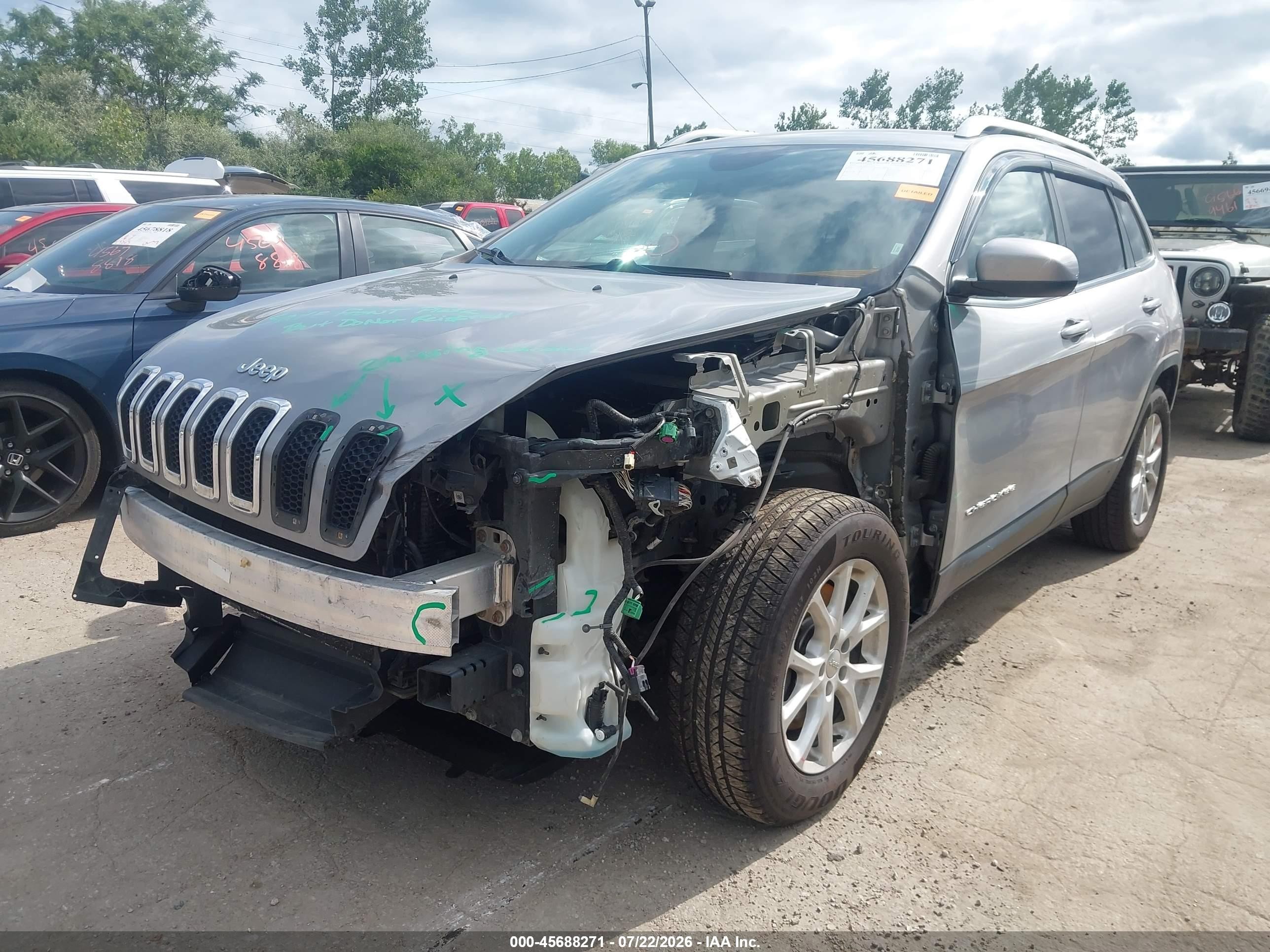 2015 Jeep Cherokee Latitude Silver vin: 1C4PJMCS0FW577813