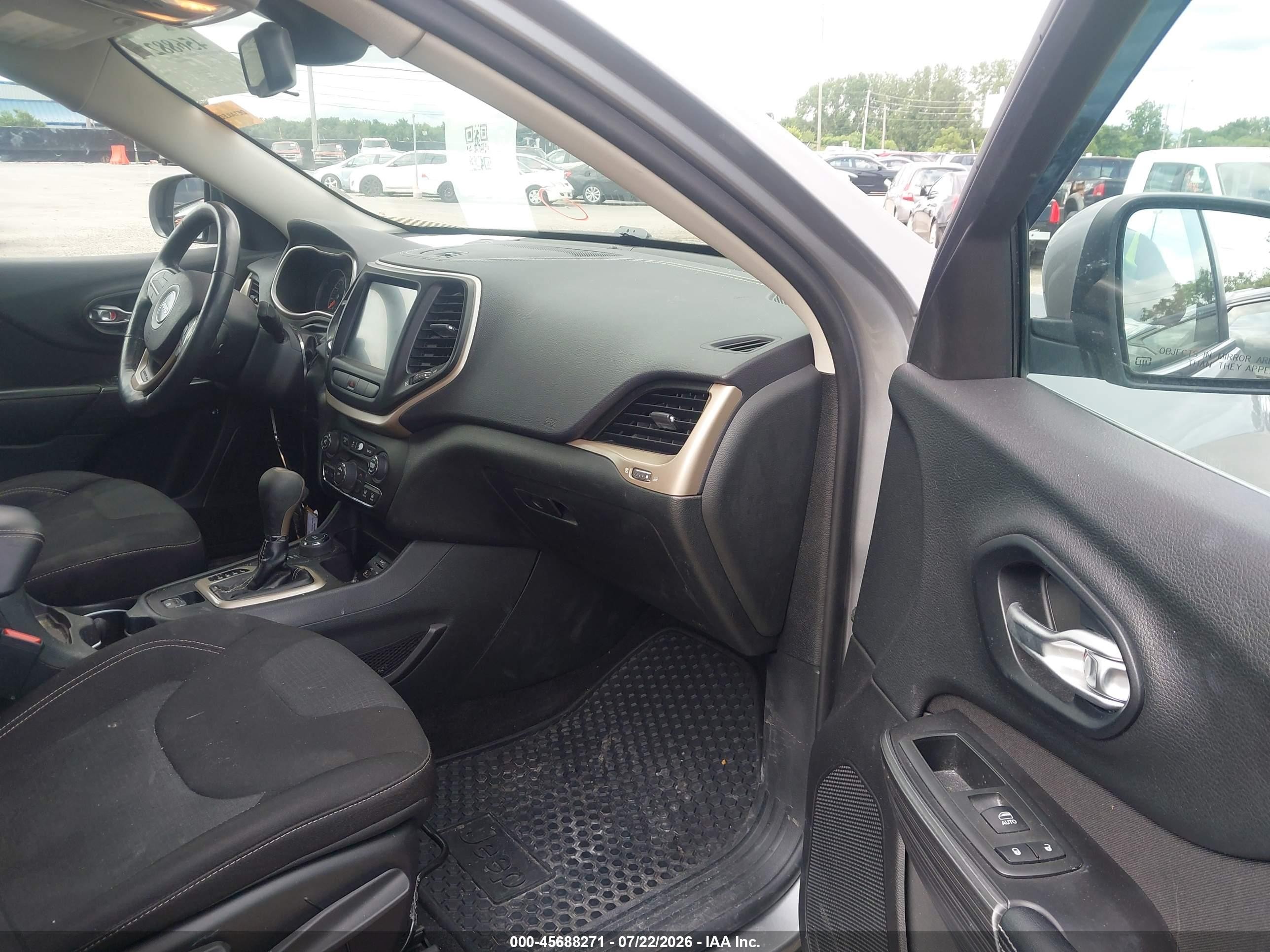 2015 Jeep Cherokee Latitude Silver vin: 1C4PJMCS0FW577813