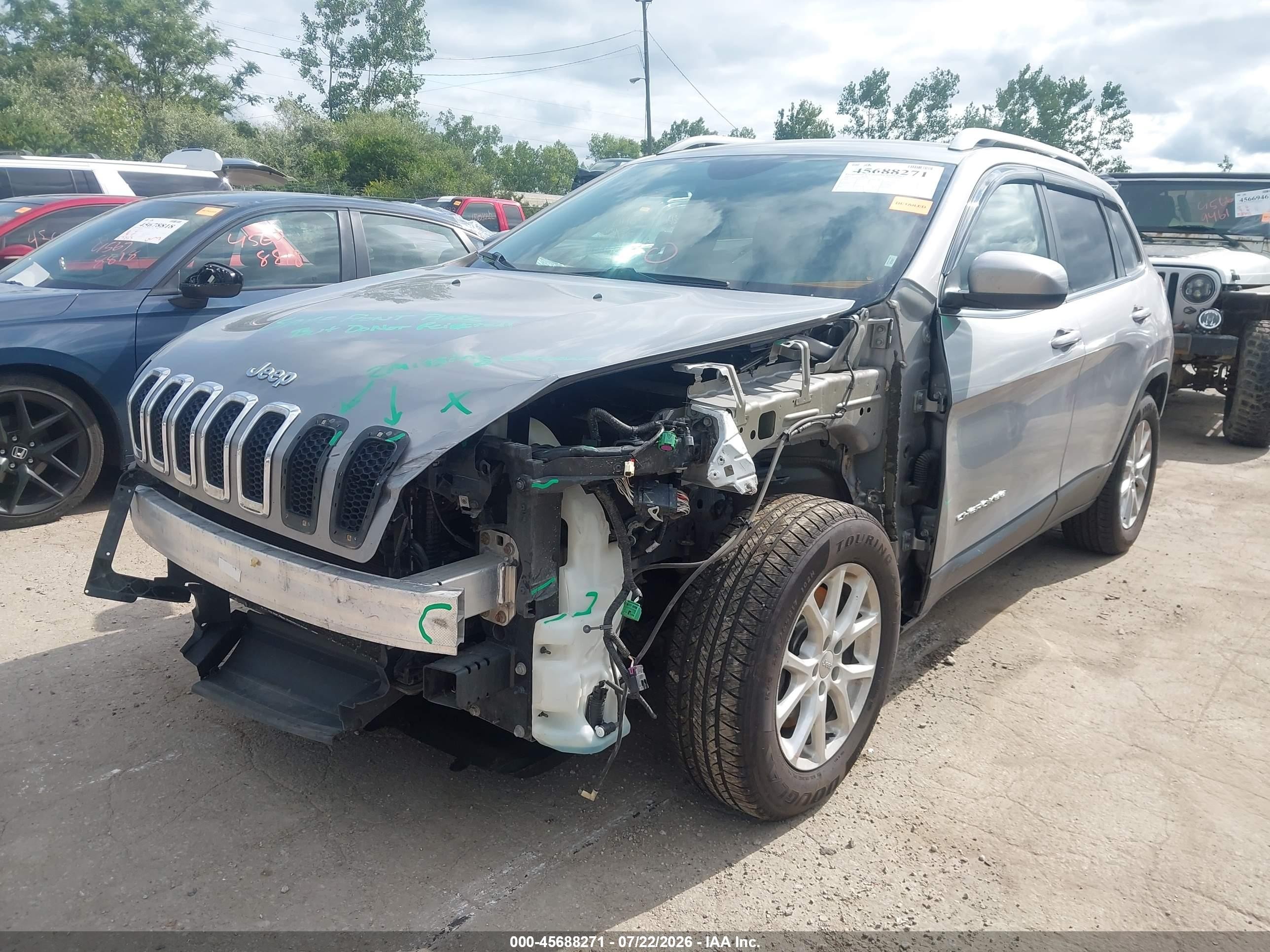 2015 Jeep Cherokee Latitude Silver vin: 1C4PJMCS0FW577813