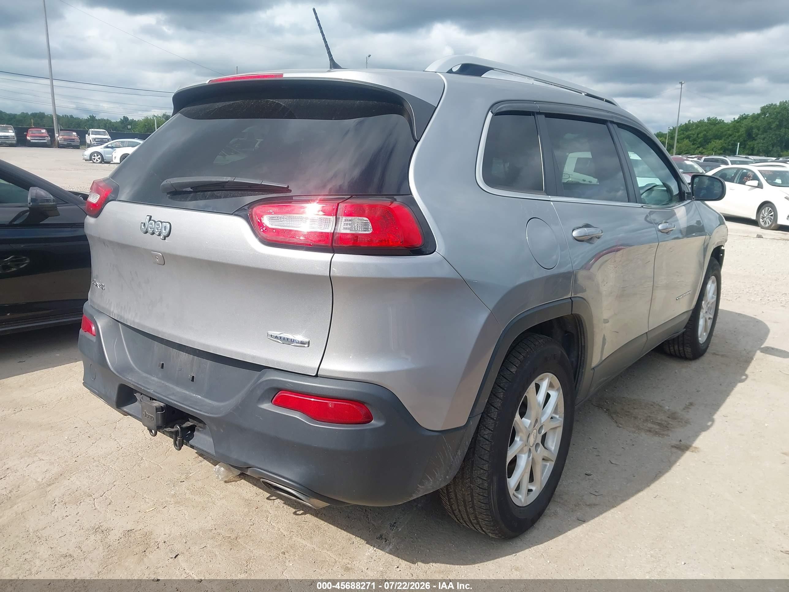 2015 Jeep Cherokee Latitude Silver vin: 1C4PJMCS0FW577813