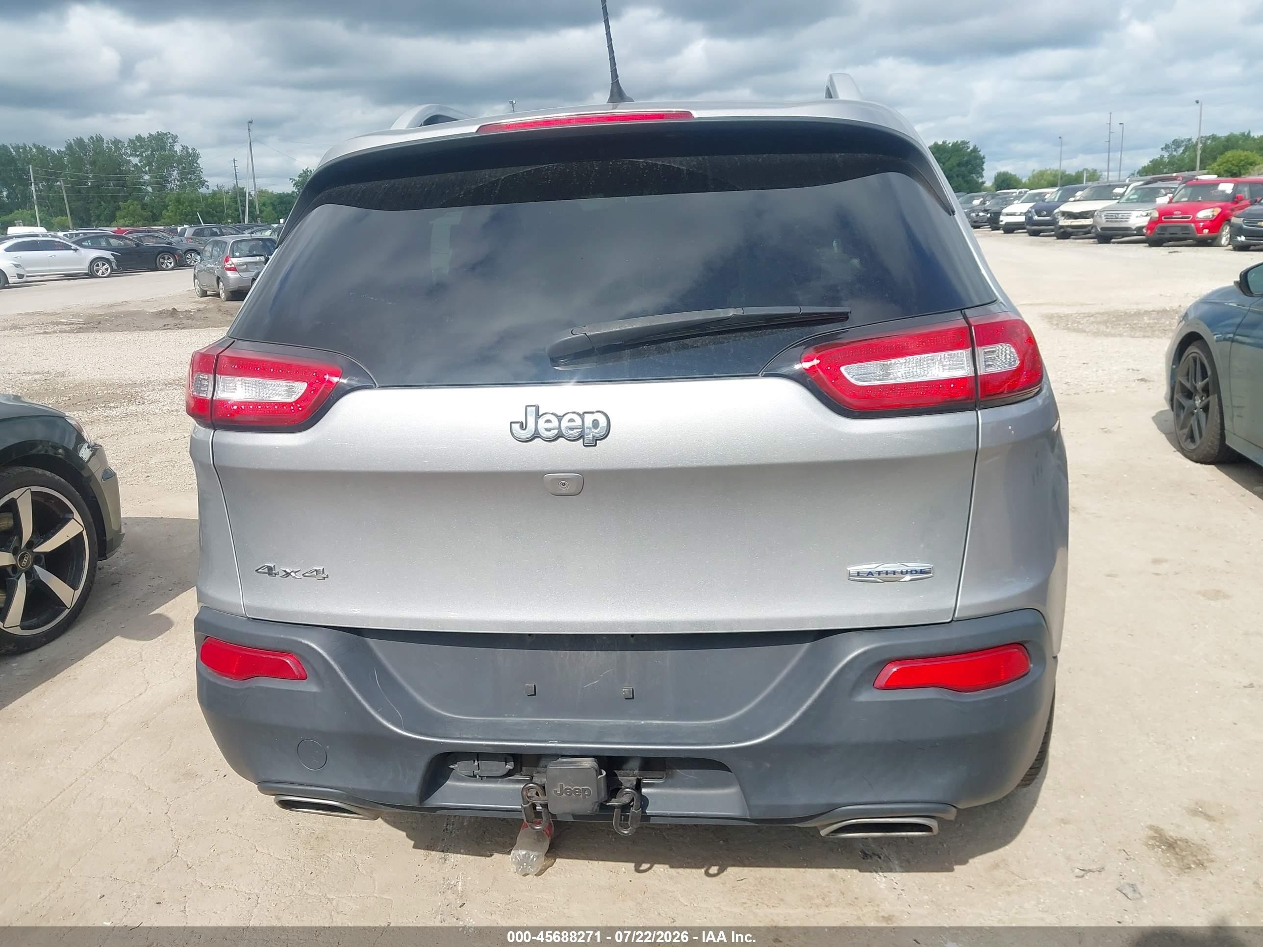2015 Jeep Cherokee Latitude Silver vin: 1C4PJMCS0FW577813