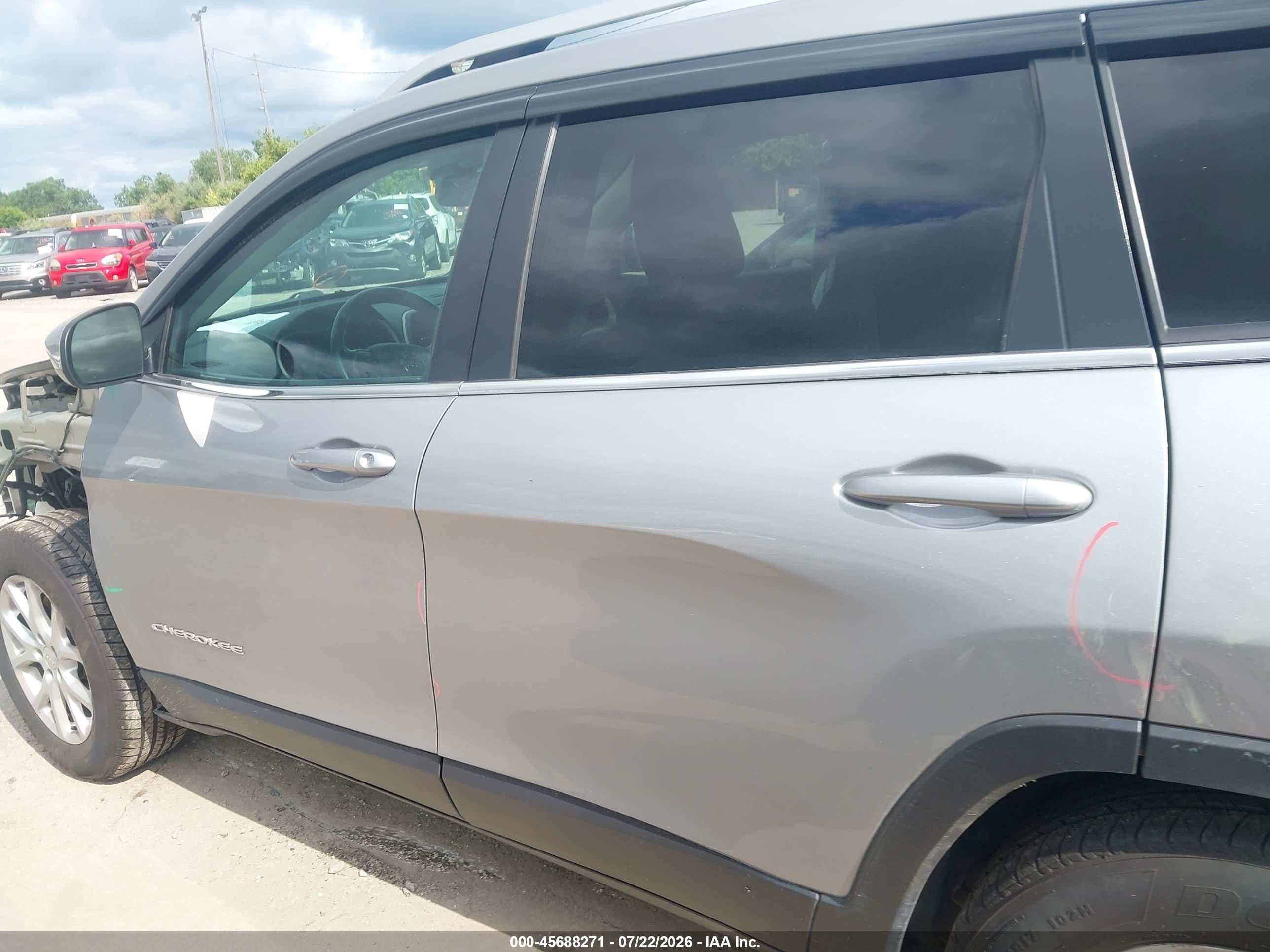 2015 Jeep Cherokee Latitude Silver vin: 1C4PJMCS0FW577813