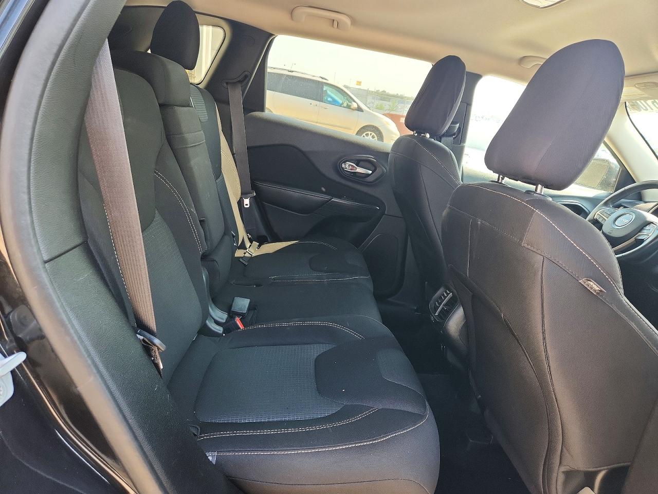2015 Jeep Cherokee Latitude Черный vin: 1C4PJMCS0FW650985