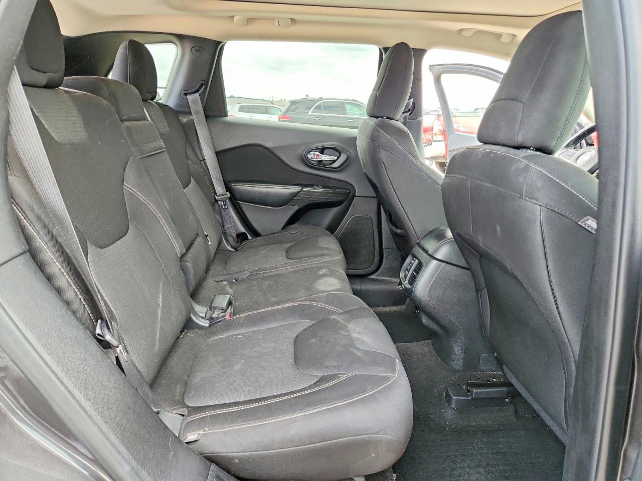 2015 Jeep Cherokee Latitude Gray vin: 1C4PJMCS0FW758264