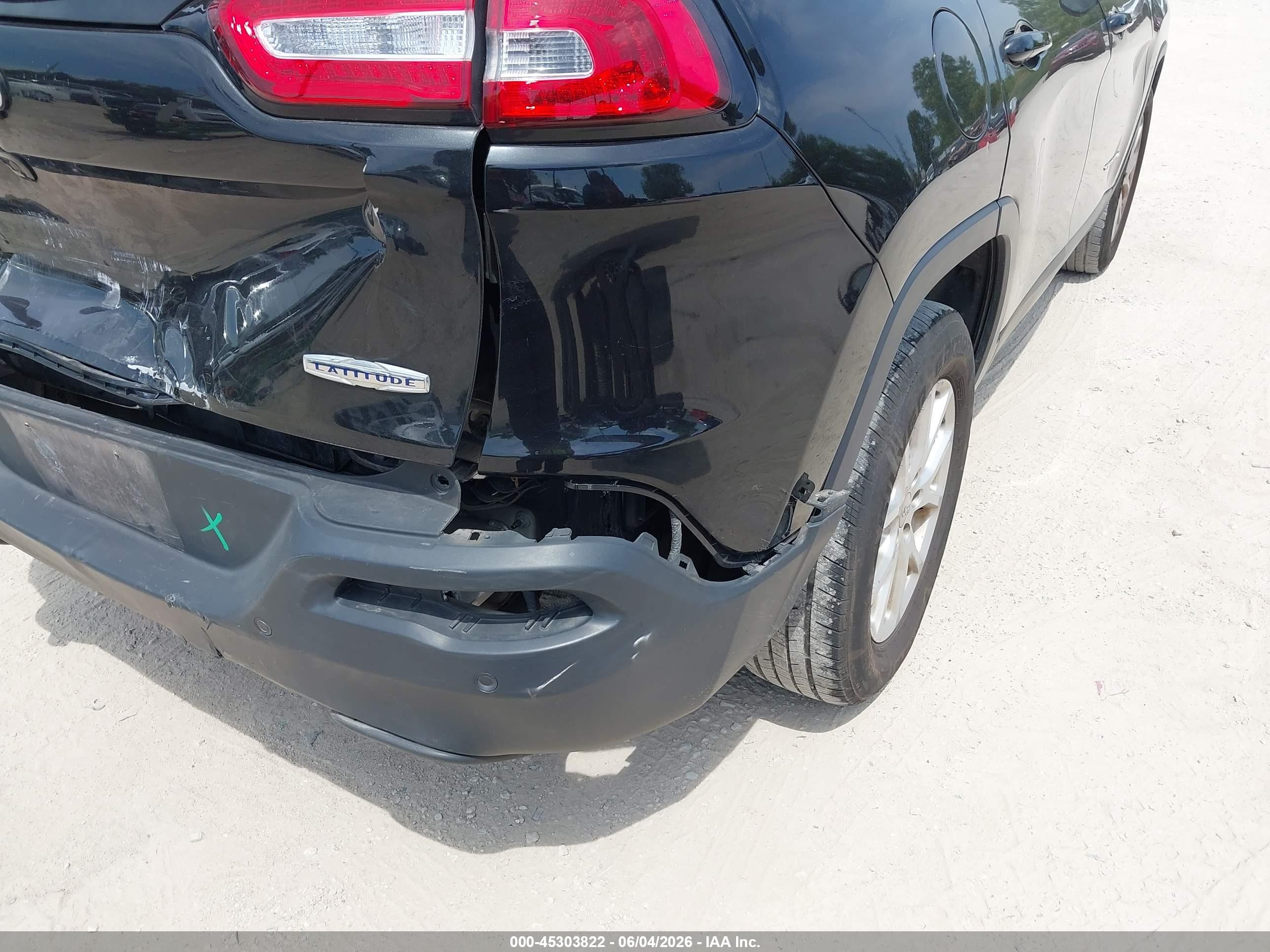 2015 Jeep Cherokee Latitude Black vin: 1C4PJMCS0FW795606