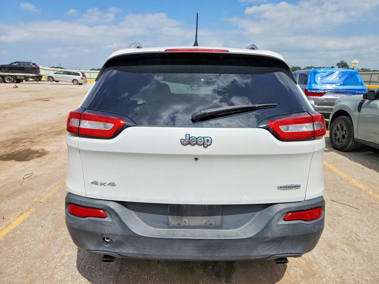 2014 Jeep Cherokee Latitude White vin: 1C4PJMCS1EW146718