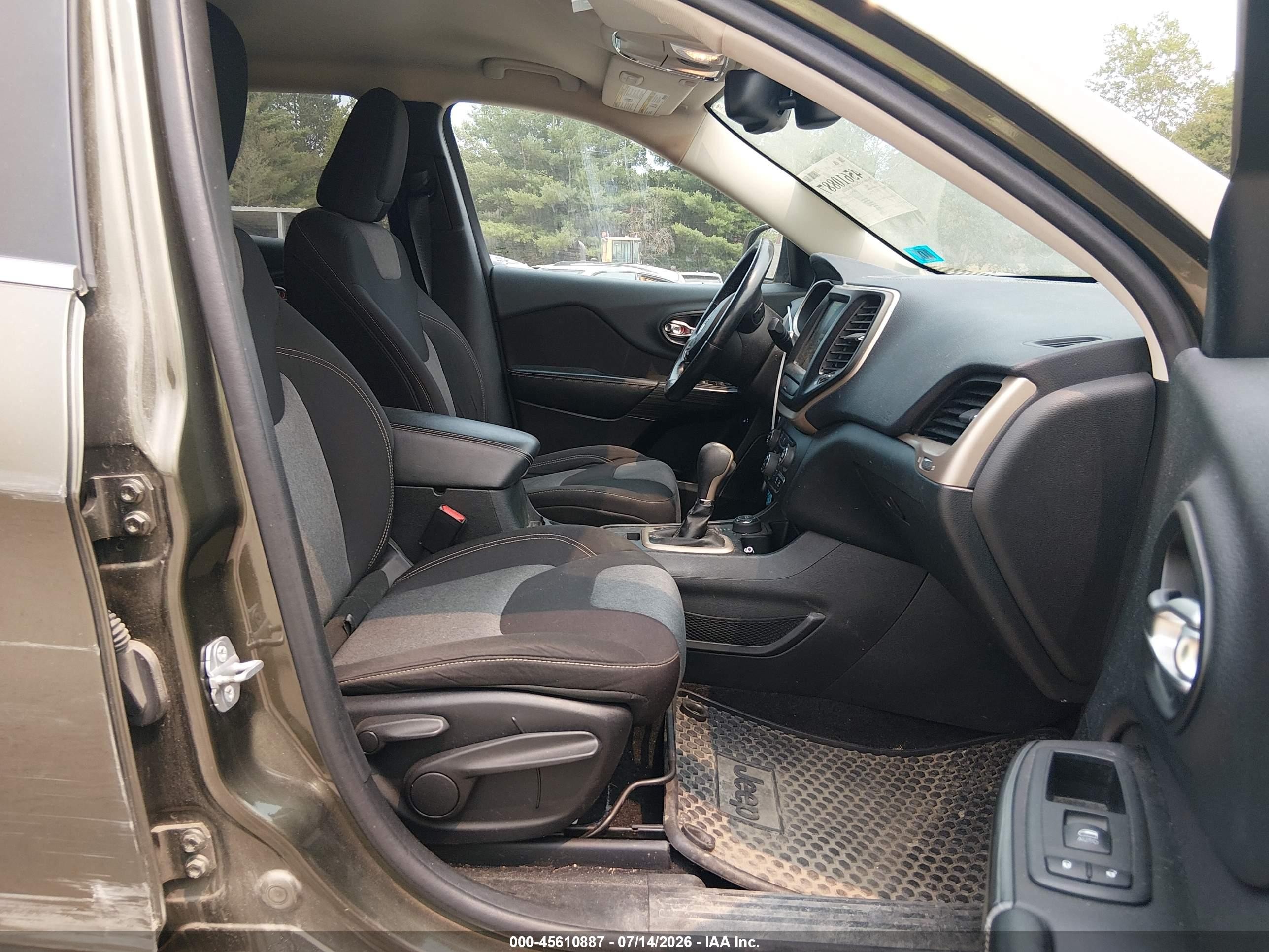 2014 Jeep Cherokee Latitude Gray vin: 1C4PJMCS1EW244499