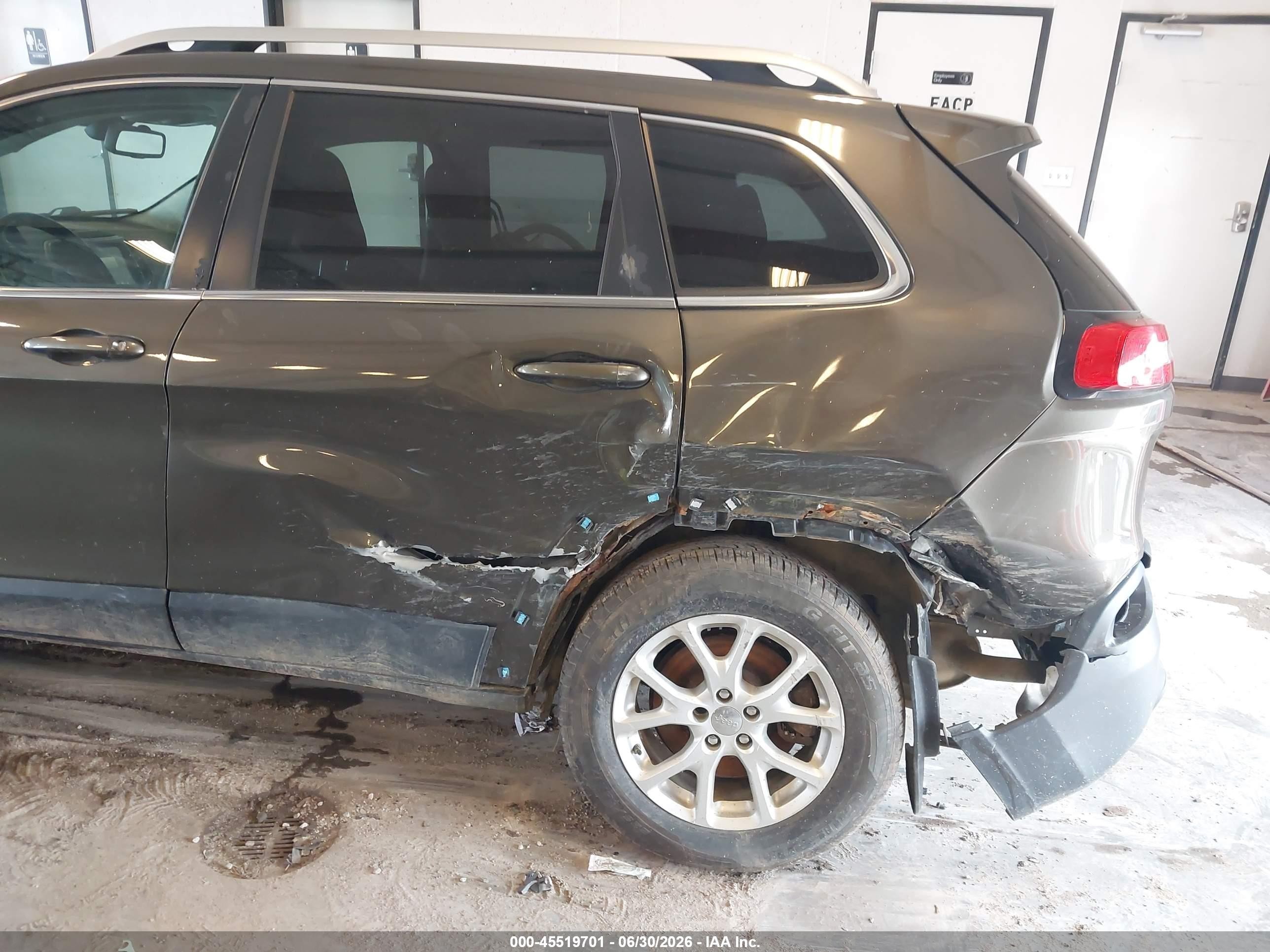 2015 Jeep Cherokee Latitude Gray vin: 1C4PJMCS1FW521623
