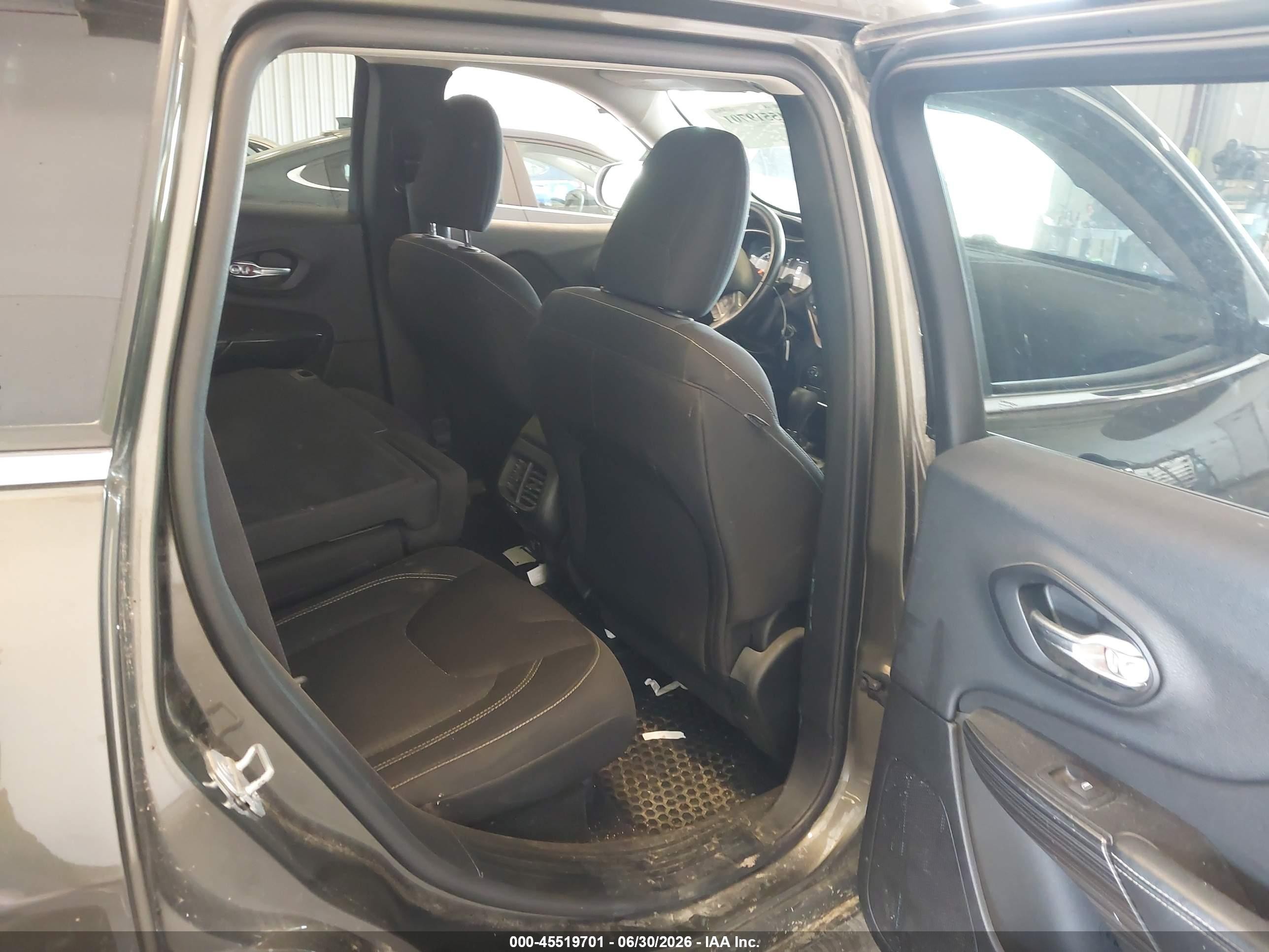 2015 Jeep Cherokee Latitude Gray vin: 1C4PJMCS1FW521623