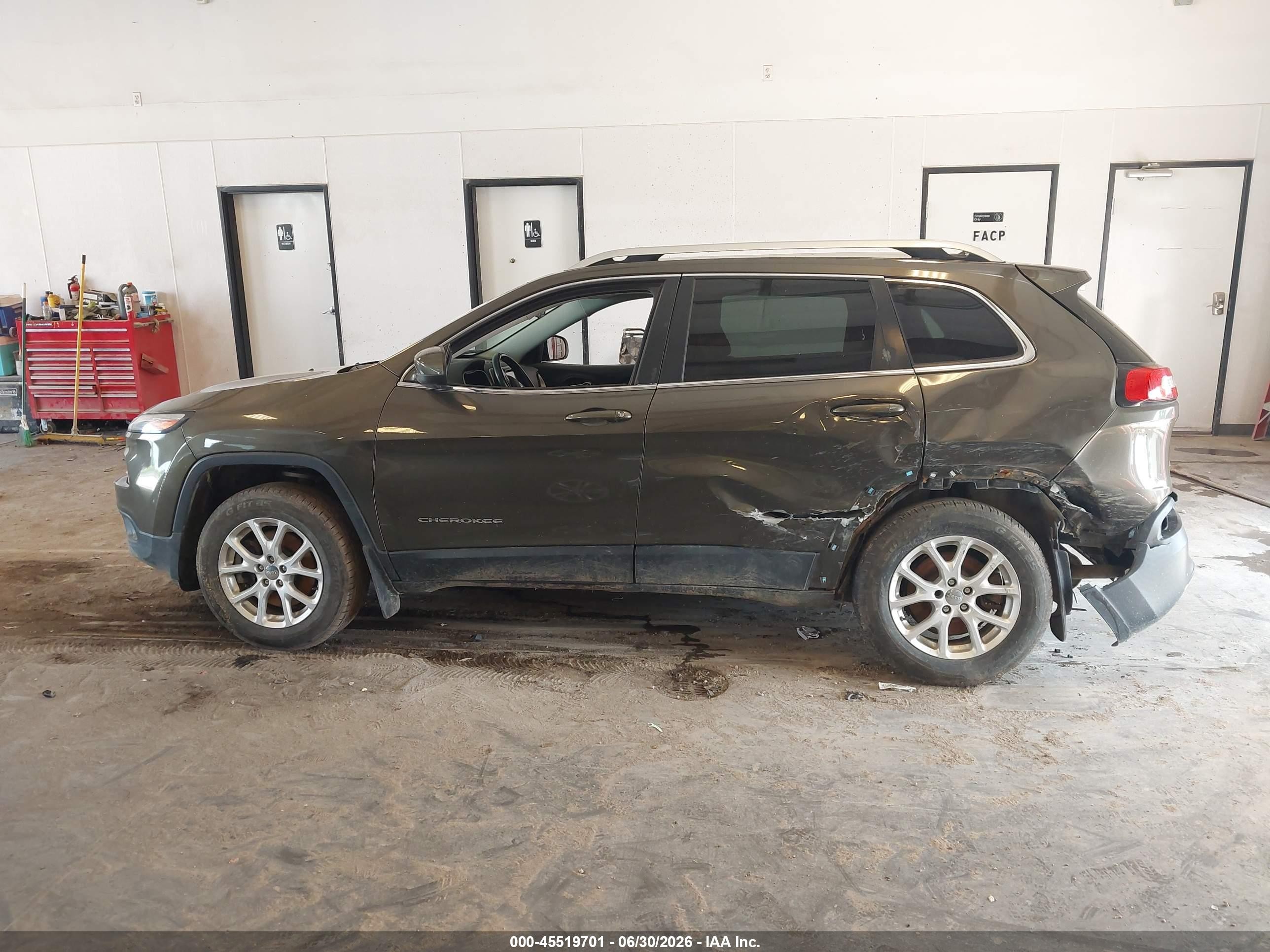 2015 Jeep Cherokee Latitude Gray vin: 1C4PJMCS1FW521623