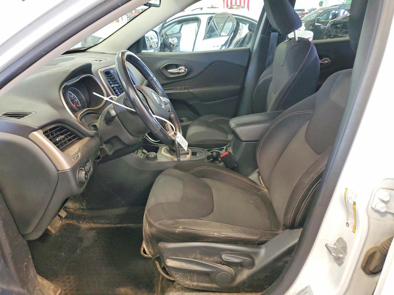 2015 Jeep Cherokee Latitude White vin: 1C4PJMCS1FW673997