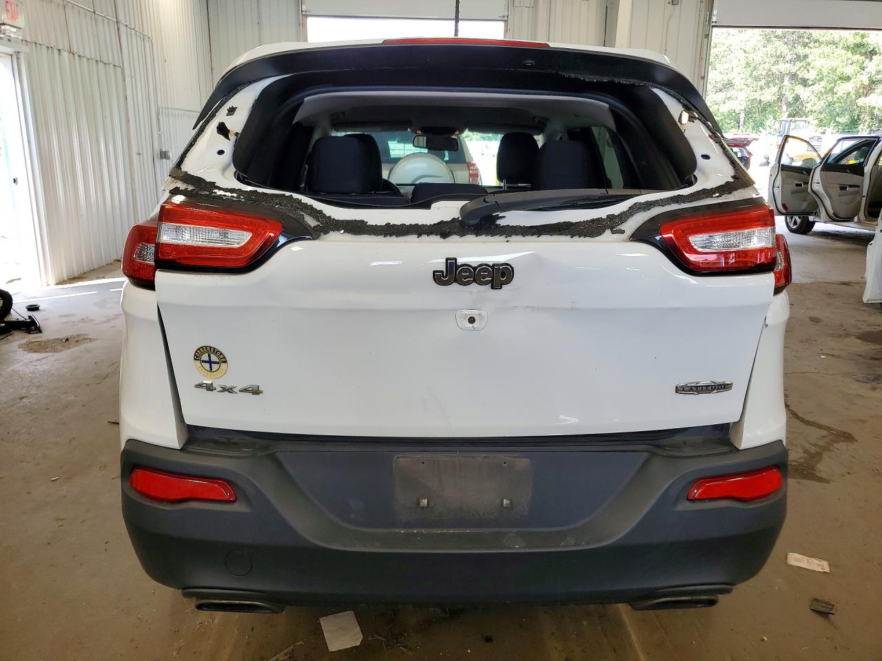 2015 Jeep Cherokee Latitude White vin: 1C4PJMCS1FW673997
