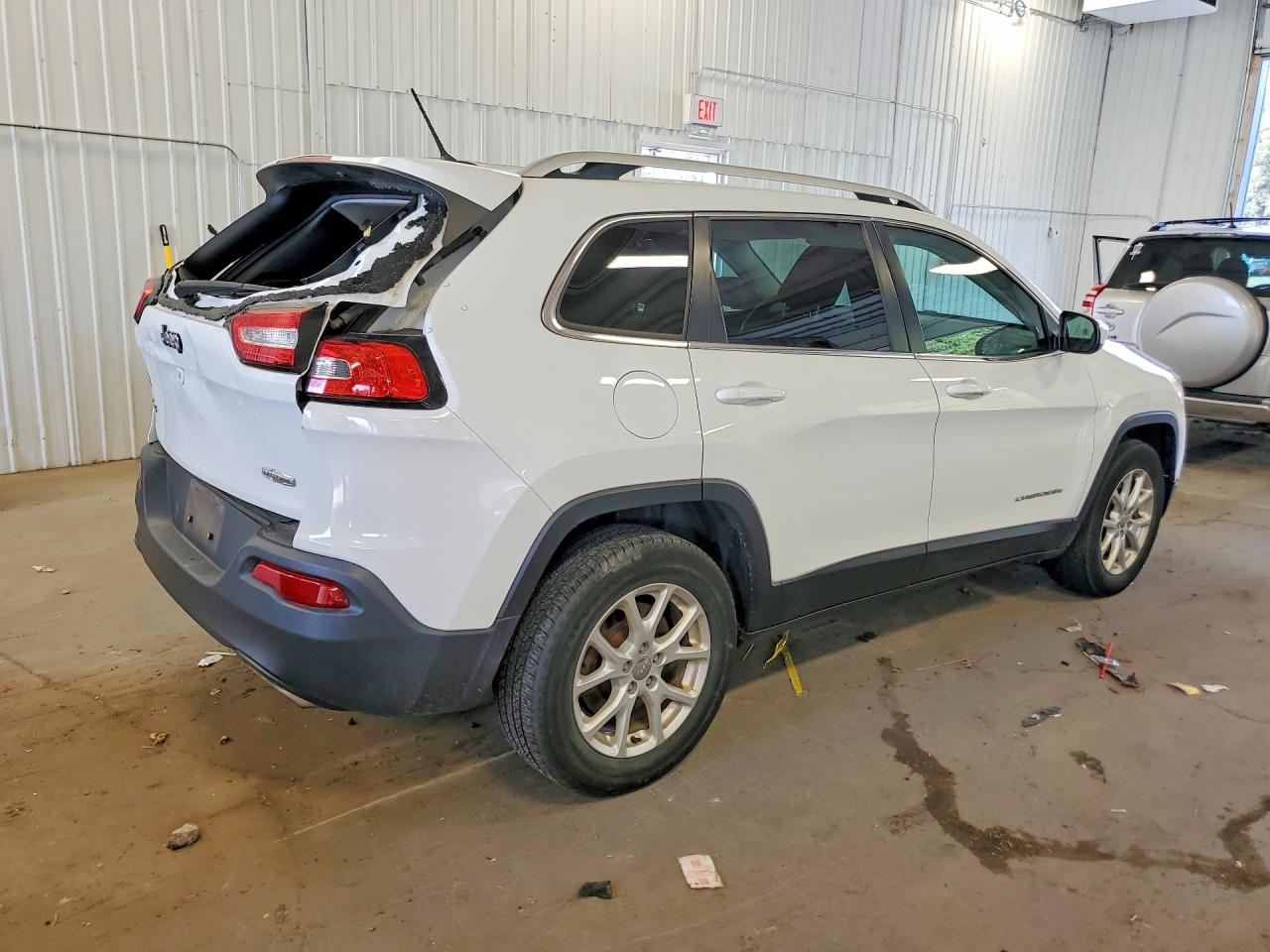 2015 Jeep Cherokee Latitude White vin: 1C4PJMCS1FW673997