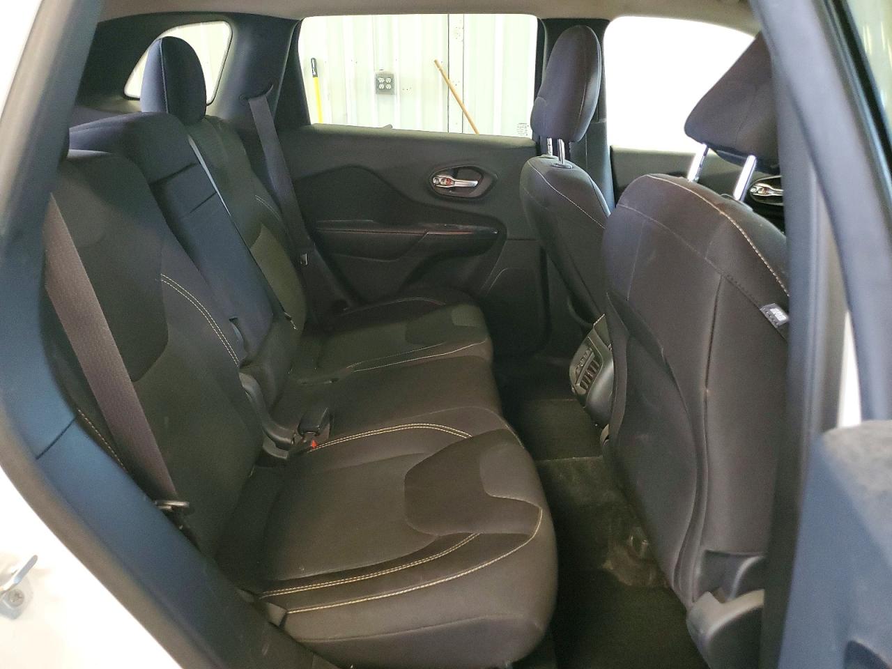 2015 Jeep Cherokee Latitude White vin: 1C4PJMCS1FW673997