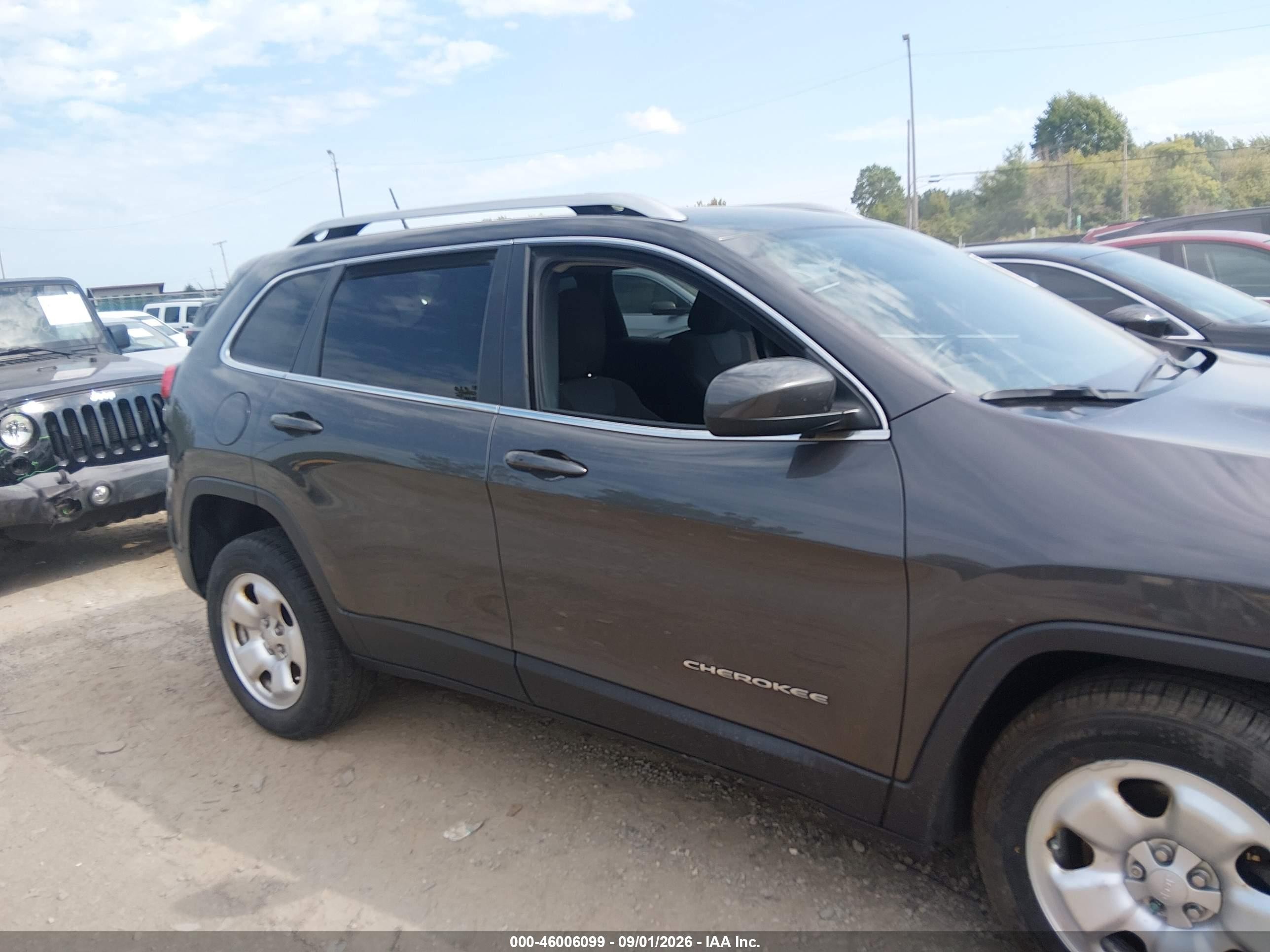 2015 Jeep Cherokee Latitude Gray vin: 1C4PJMCS1FW674597