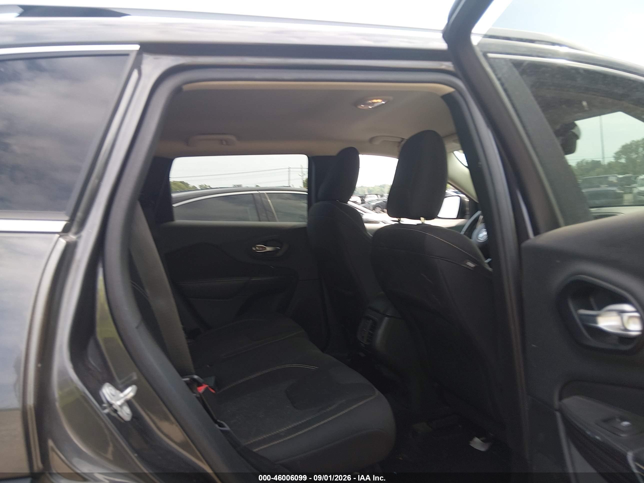 2015 Jeep Cherokee Latitude Gray vin: 1C4PJMCS1FW674597