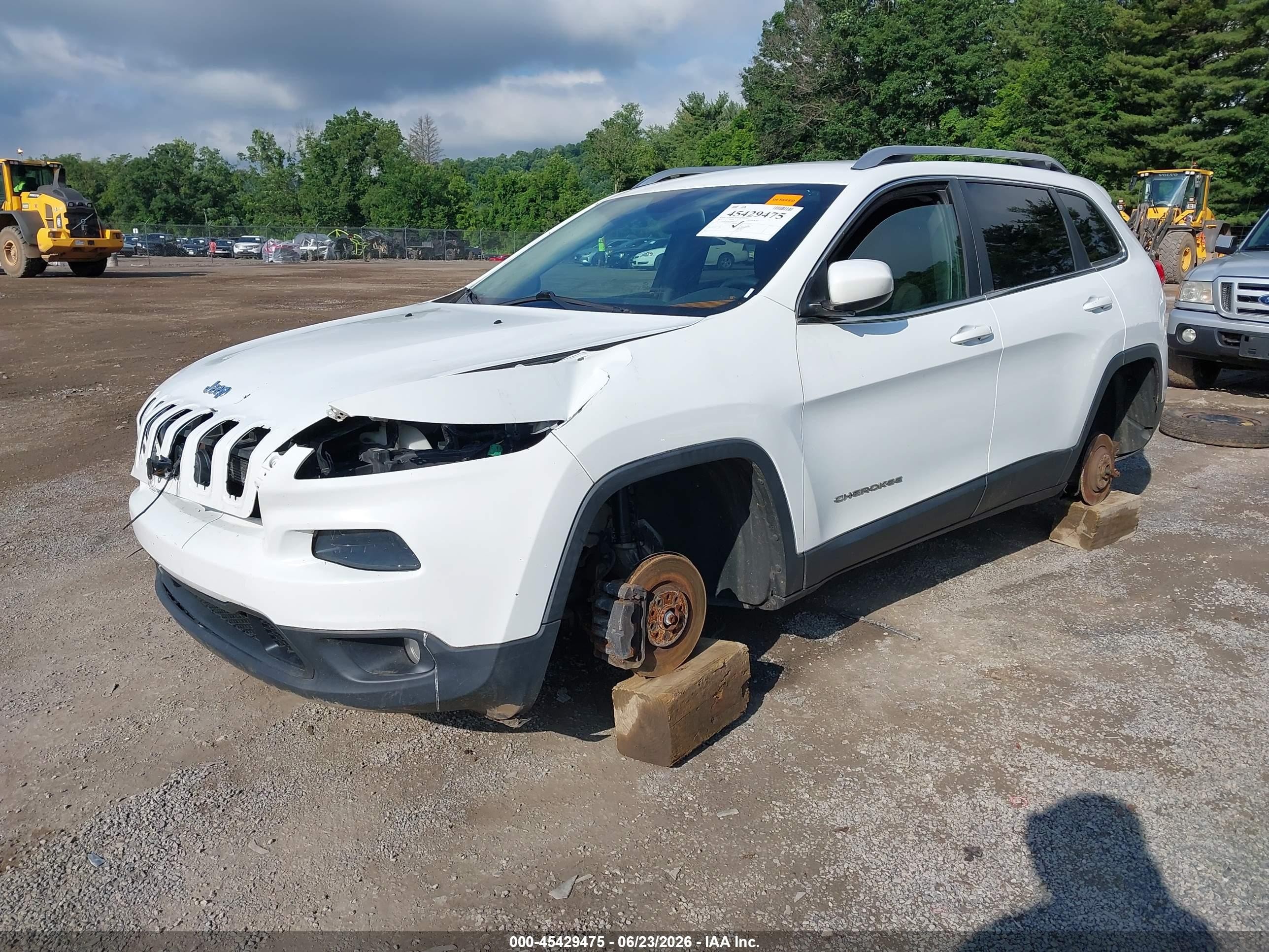 2015 Jeep Cherokee Latitude White vin: 1C4PJMCS1FW702947