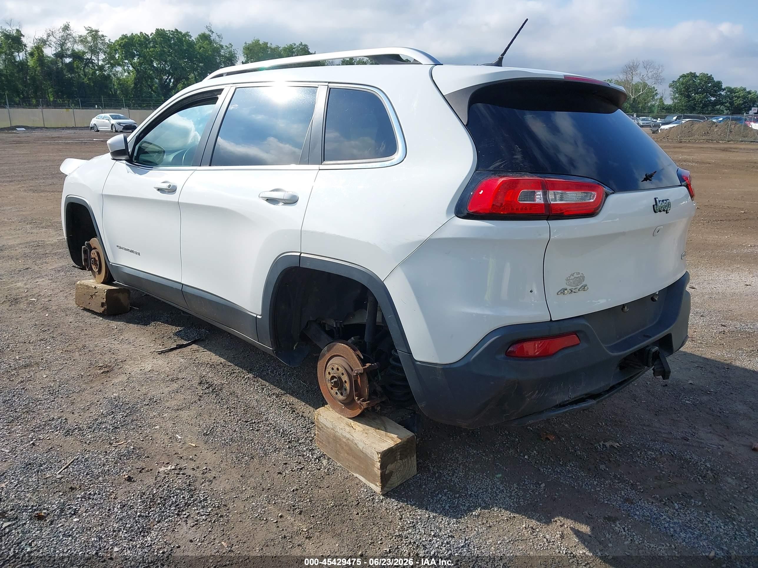 2015 Jeep Cherokee Latitude White vin: 1C4PJMCS1FW702947