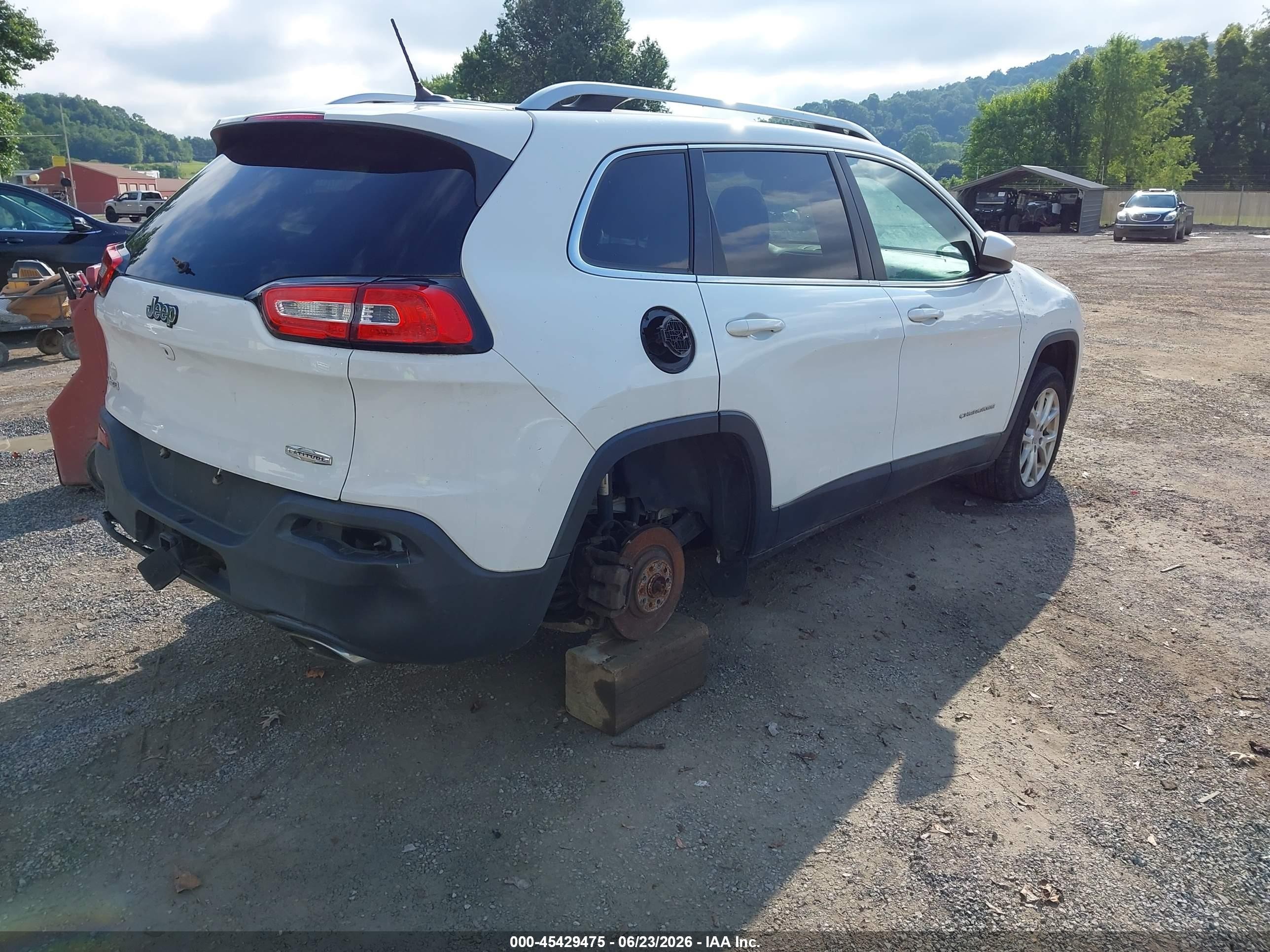 2015 Jeep Cherokee Latitude White vin: 1C4PJMCS1FW702947