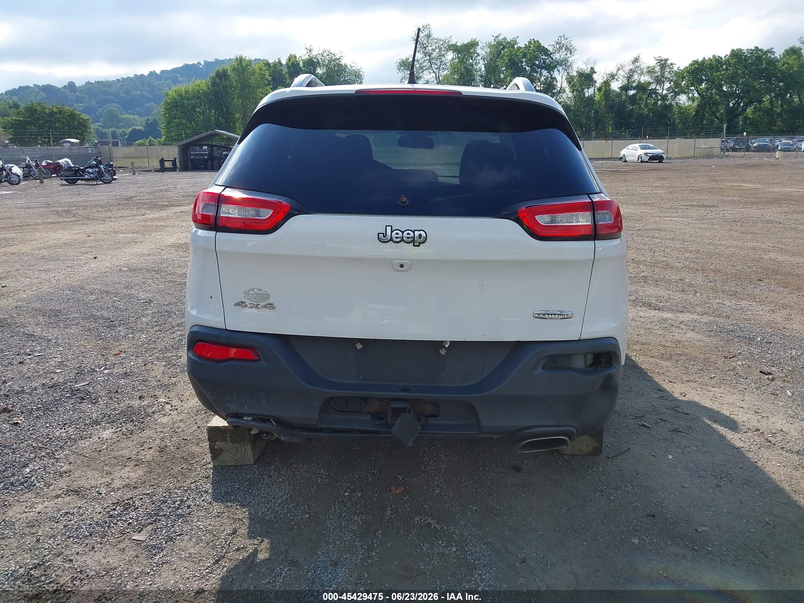 2015 Jeep Cherokee Latitude White vin: 1C4PJMCS1FW702947