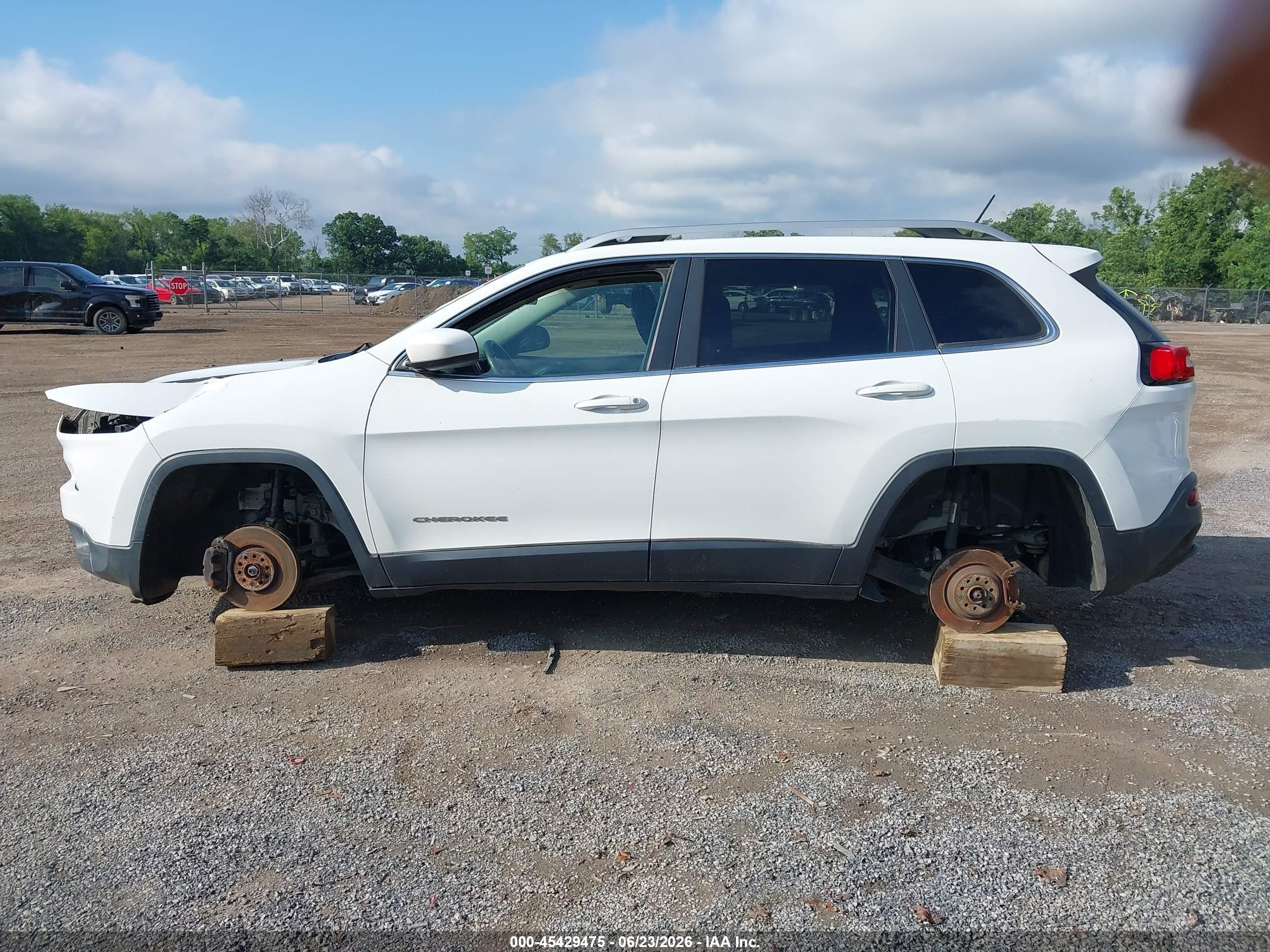 2015 Jeep Cherokee Latitude White vin: 1C4PJMCS1FW702947