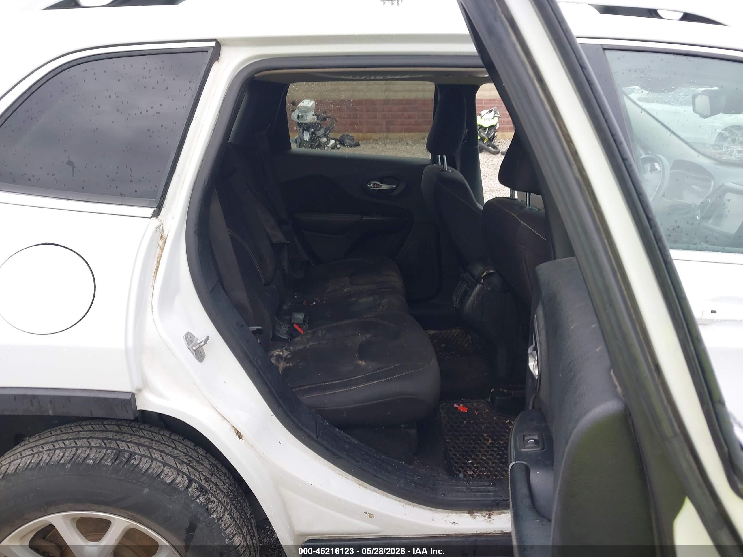2015 Jeep Cherokee Latitude Белый vin: 1C4PJMCS1FW727685