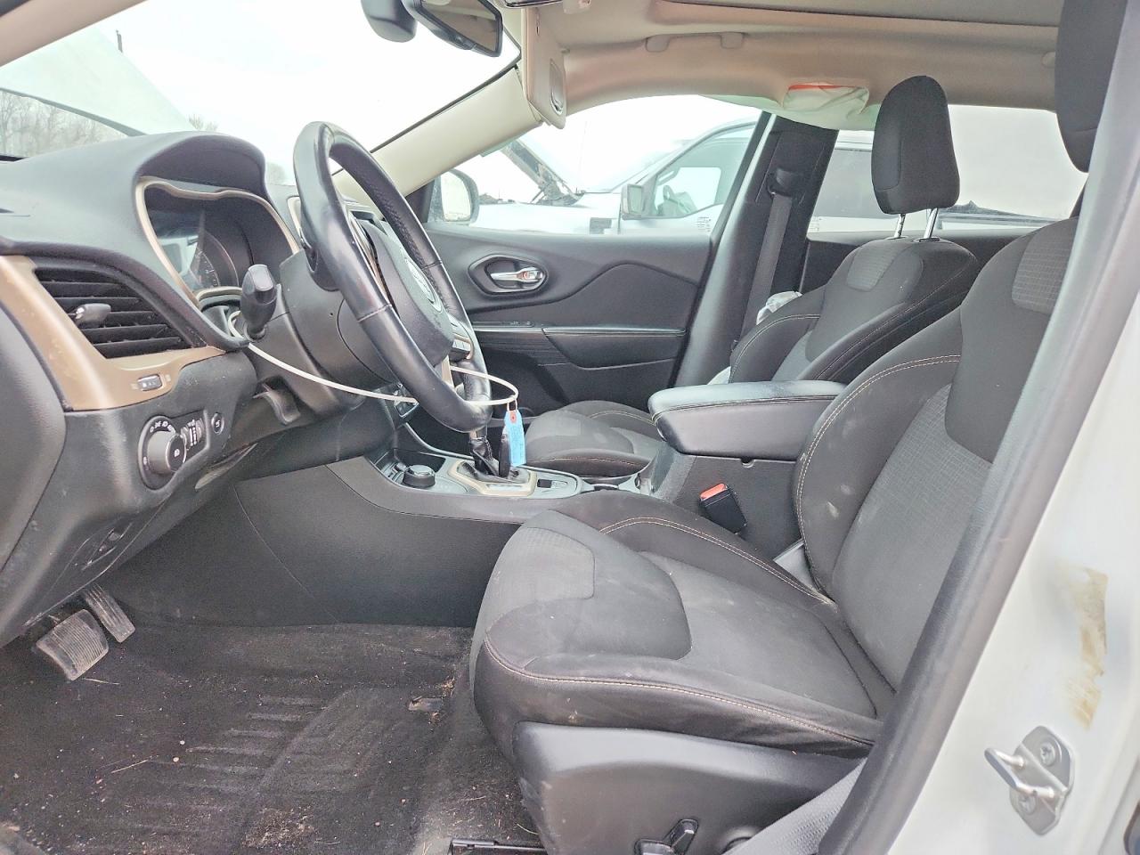 2015 Jeep Cherokee Latitude Белый vin: 1C4PJMCS1FW739576