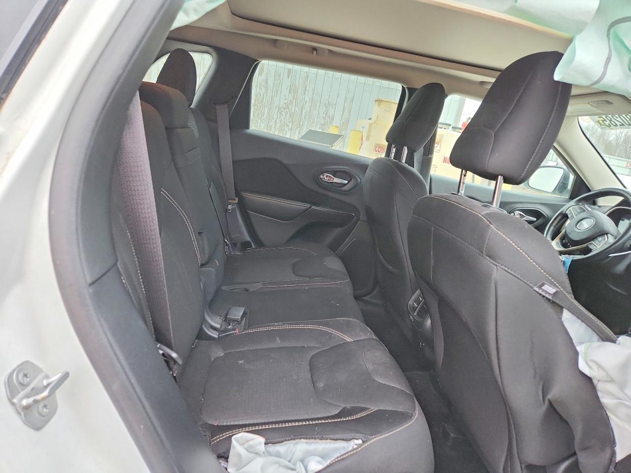 2015 Jeep Cherokee Latitude Белый vin: 1C4PJMCS1FW739576