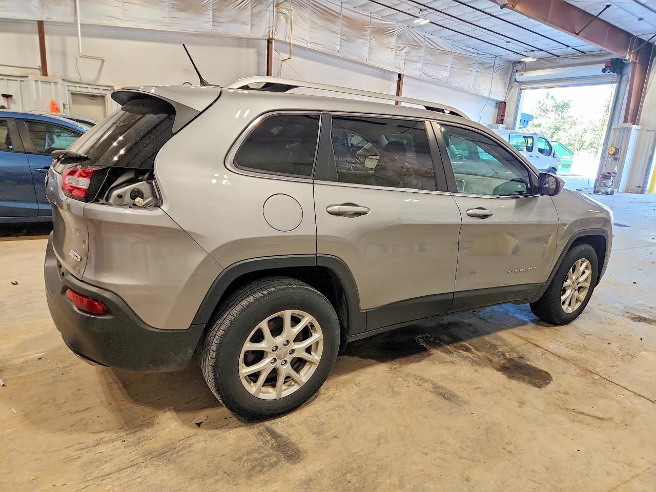 2015 Jeep Cherokee Latitude Silver vin: 1C4PJMCS1FW745331